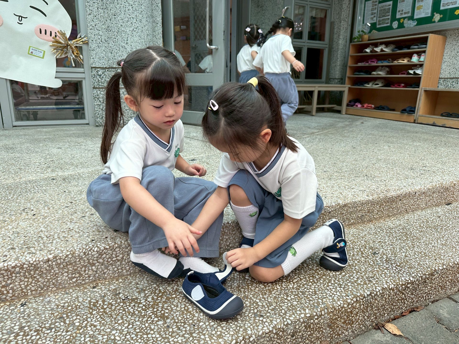 穿脫鞋子關卡，楚媛姐姐細心提醒妹妹鞋子的正確穿法。