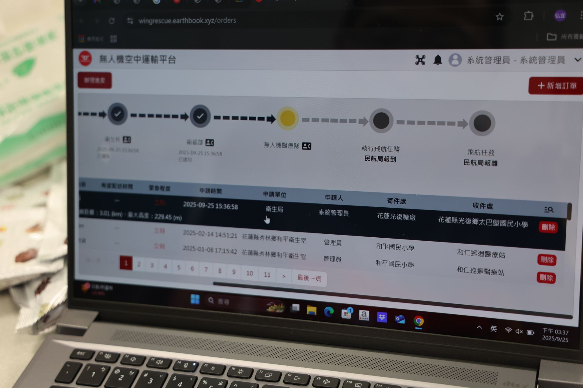 花蓮慈院醫事室副主任張菁育與極現科技公司團隊安排無人機運送任務。