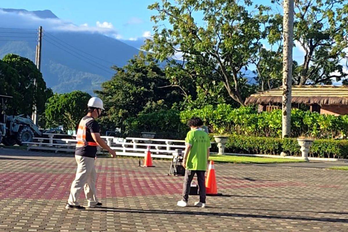 花蓮慈院李淑惠專科護理師(綠衣者)在太巴塱國小接收無人機送來的藥物。