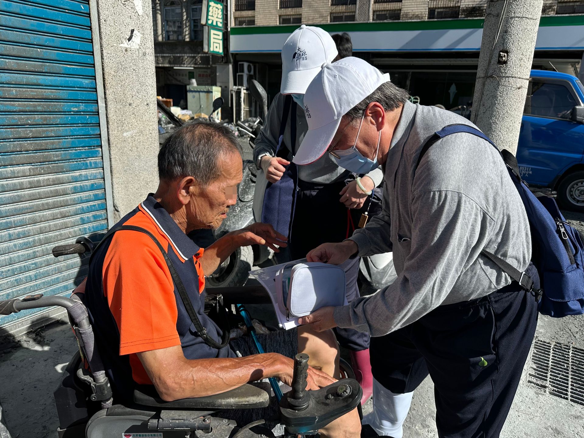 院長賴寧生說，醫療團隊皆肩負「健康隨身包」與家庭常備藥物，挨家挨戶探視，並將醫藥物資送到受災居民手中，在艱難的環境中傳遞安心與關懷。