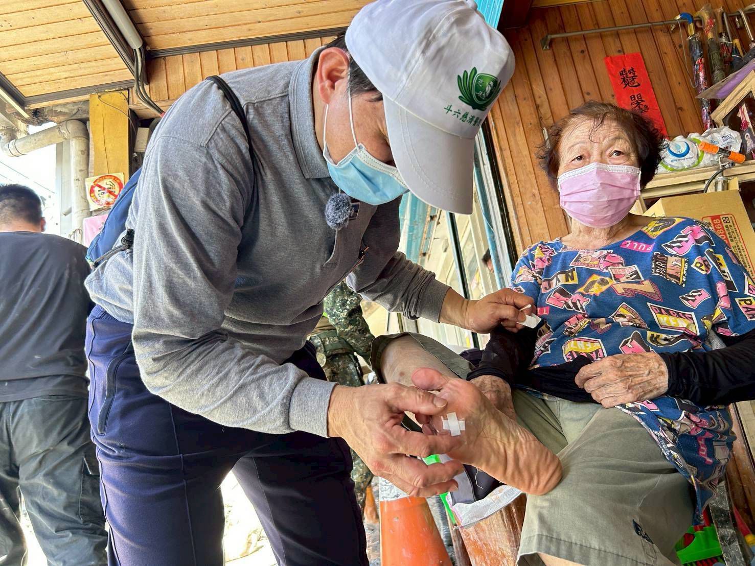 斗六慈濟醫院院長簡瑞騰前往災民家中，協助處理傷口和給予關懷。