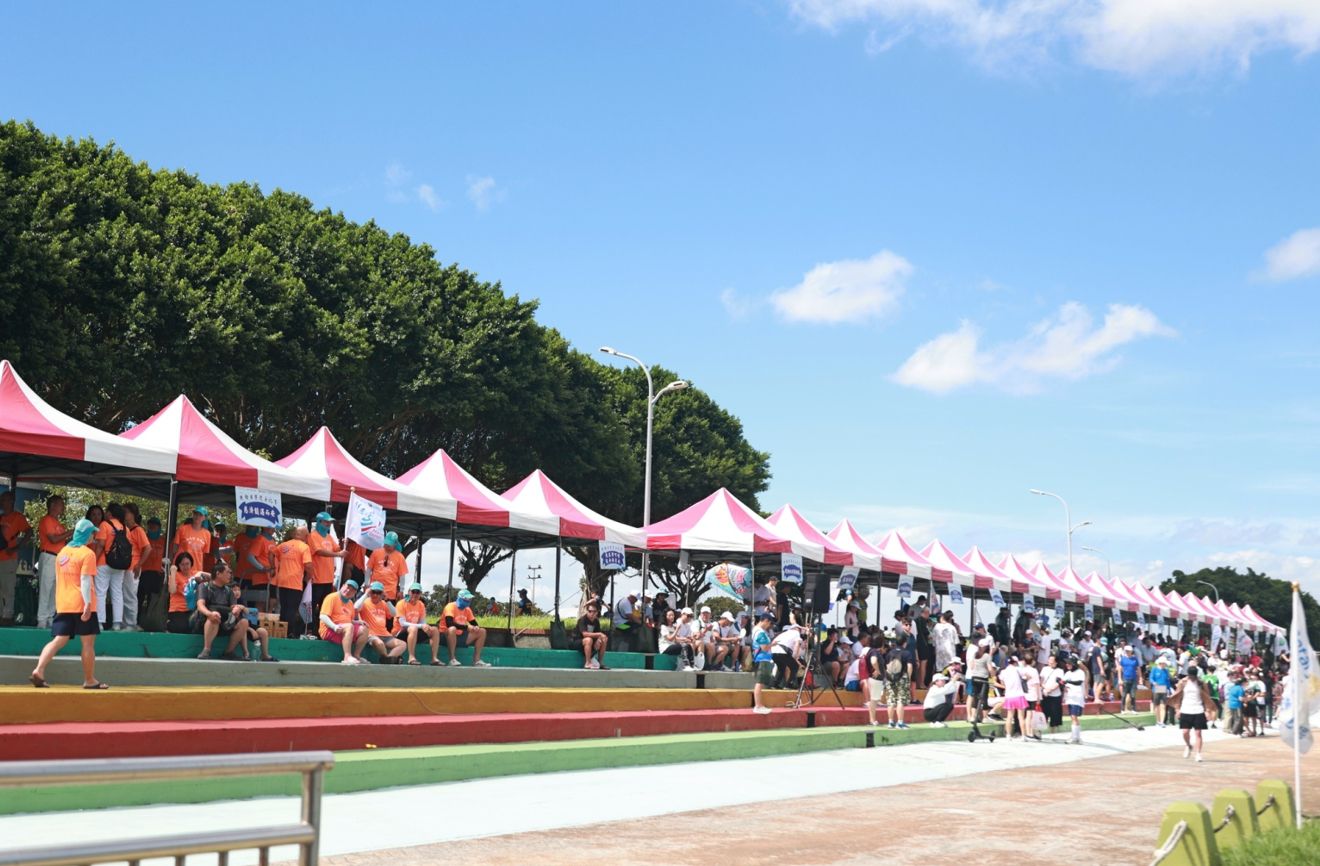 9月27日臺北市大佳河濱公園舉辦由國際扶輪3521地區主辦的「龍舟聯誼賽暨親子扶輪日」，吸引逾20支隊伍參與