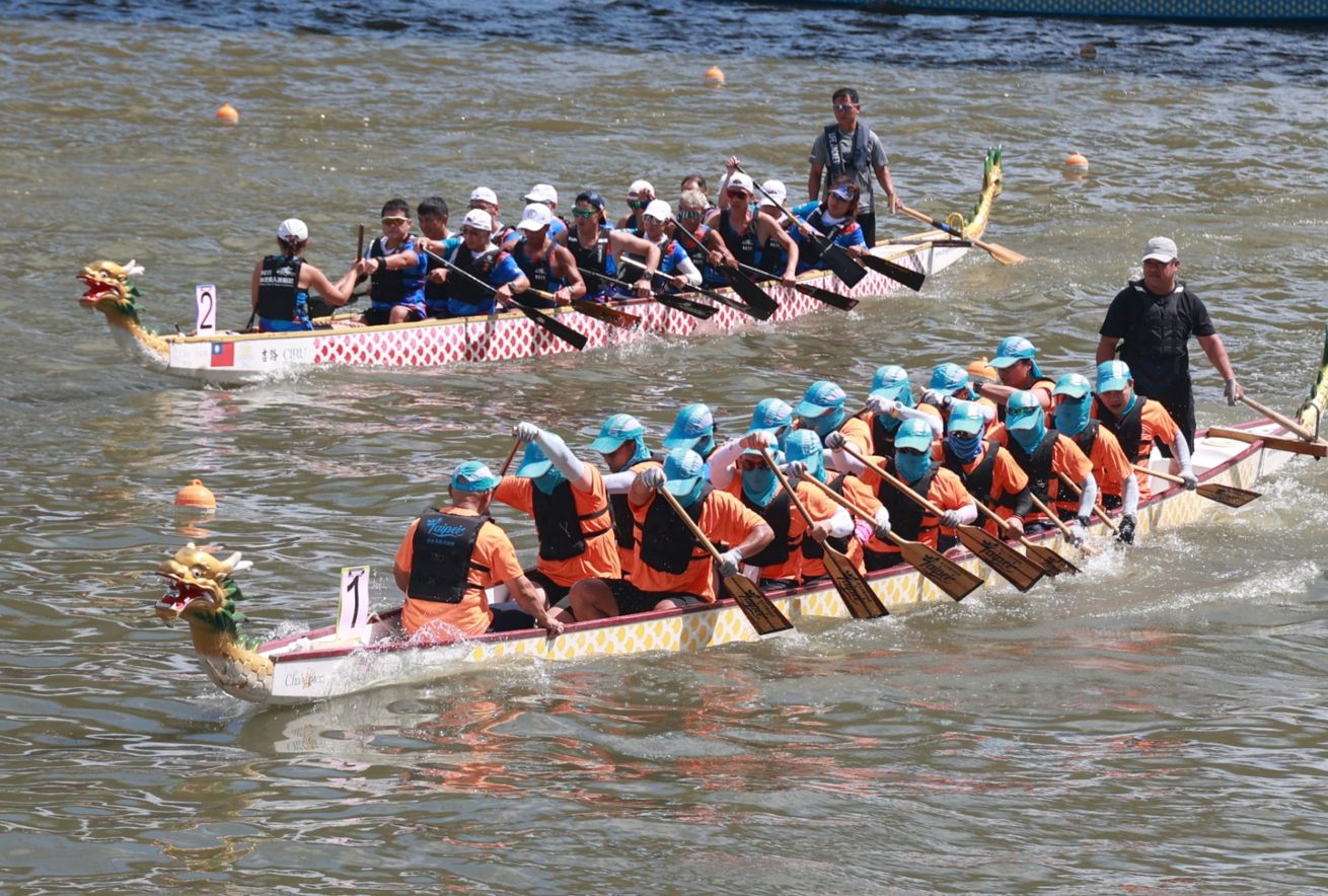 「髓遇而安」隊(下，龍舟編號1)由18位捐贈者、1位受贈者及3位後補選手組成，象徵「救人一命、無損己身」的精神。