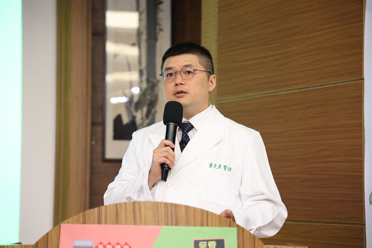花蓮慈院骨科部副主任葉光庭醫師表示，骨質疏鬆是沒有感覺的疾病，卻是造成年長者骨折的一大原因，骨折會造成銀髮族身體和生活很大的消耗，保持骨質密度、防止跌倒非常重要。