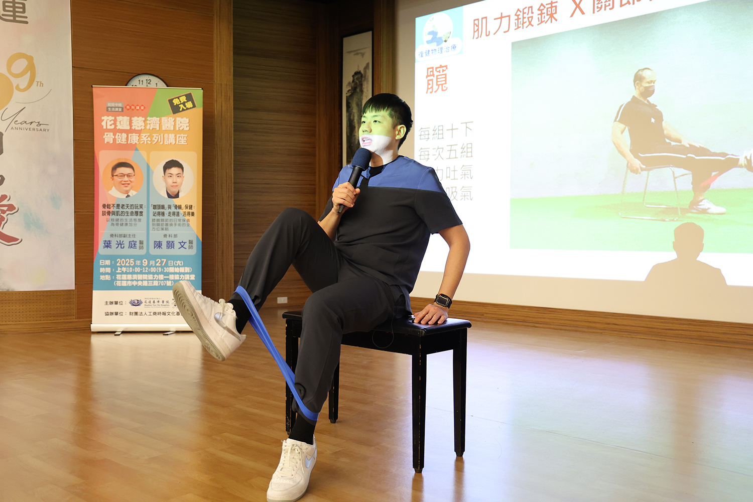 陳顥文醫師自掏腰包買了彈力帶送給現場參加的民眾，並現場教學在家就能做、簡單有用的肌力訓練。