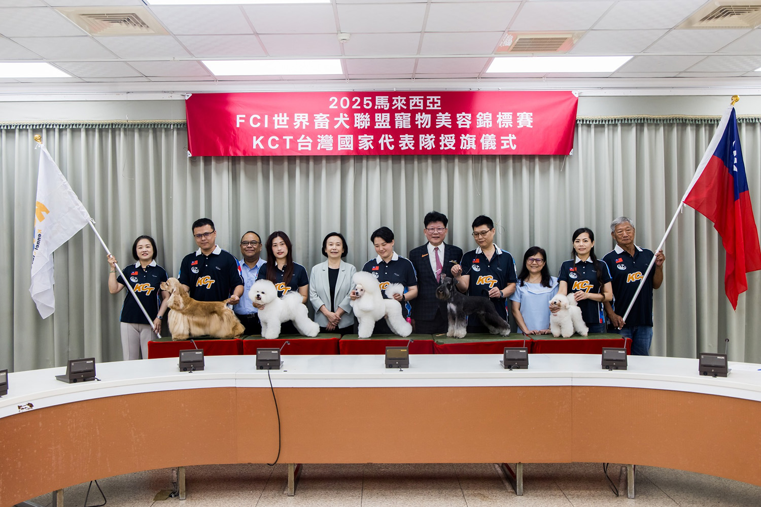 出發前農業部杜文珍次長授旗鼓勵參賽選手。