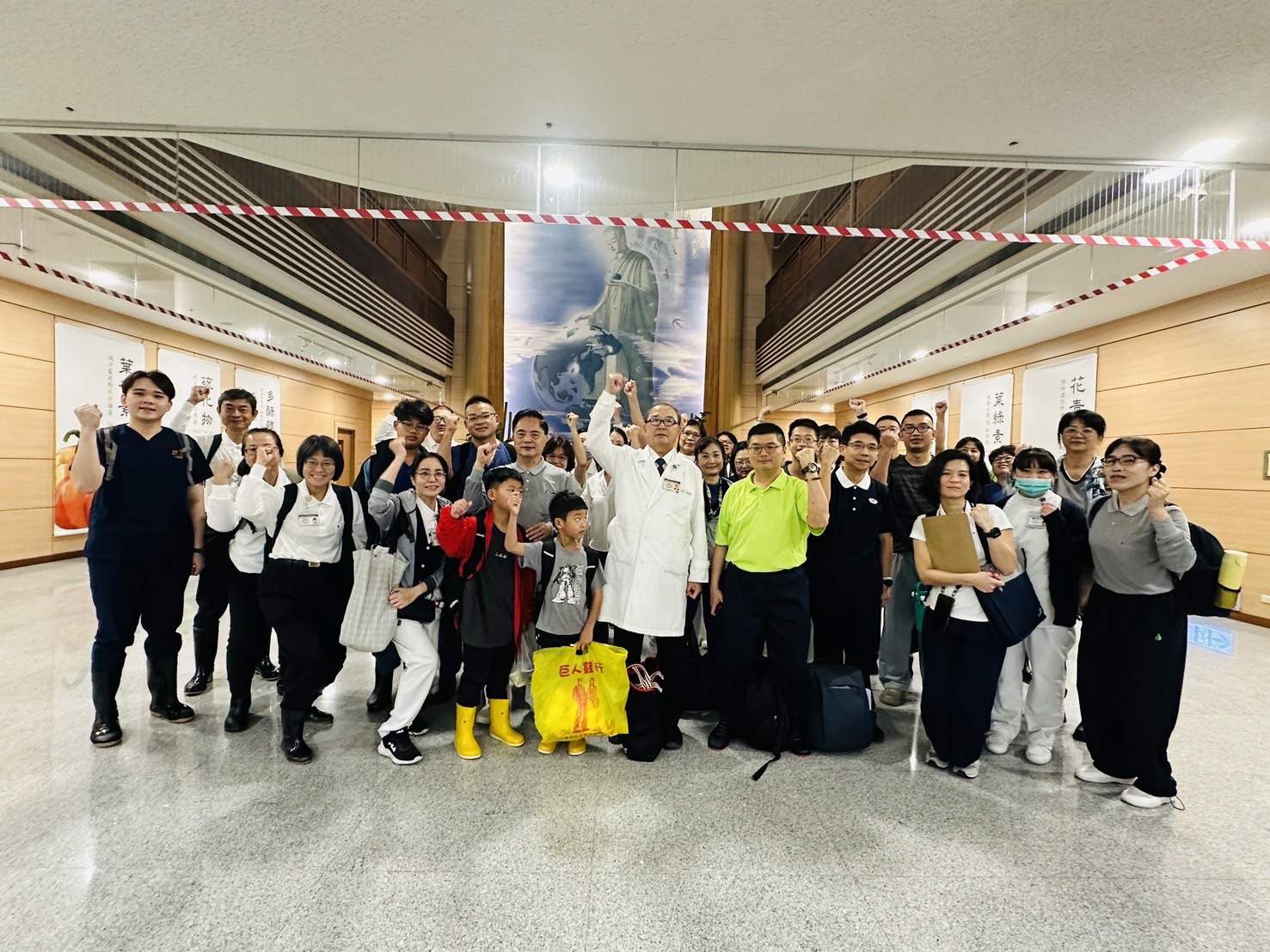 28日清晨，花蓮慈濟醫院醫療隊整裝出發，在光復鄉開設三個醫療站，並有機動巡迴醫療隊。