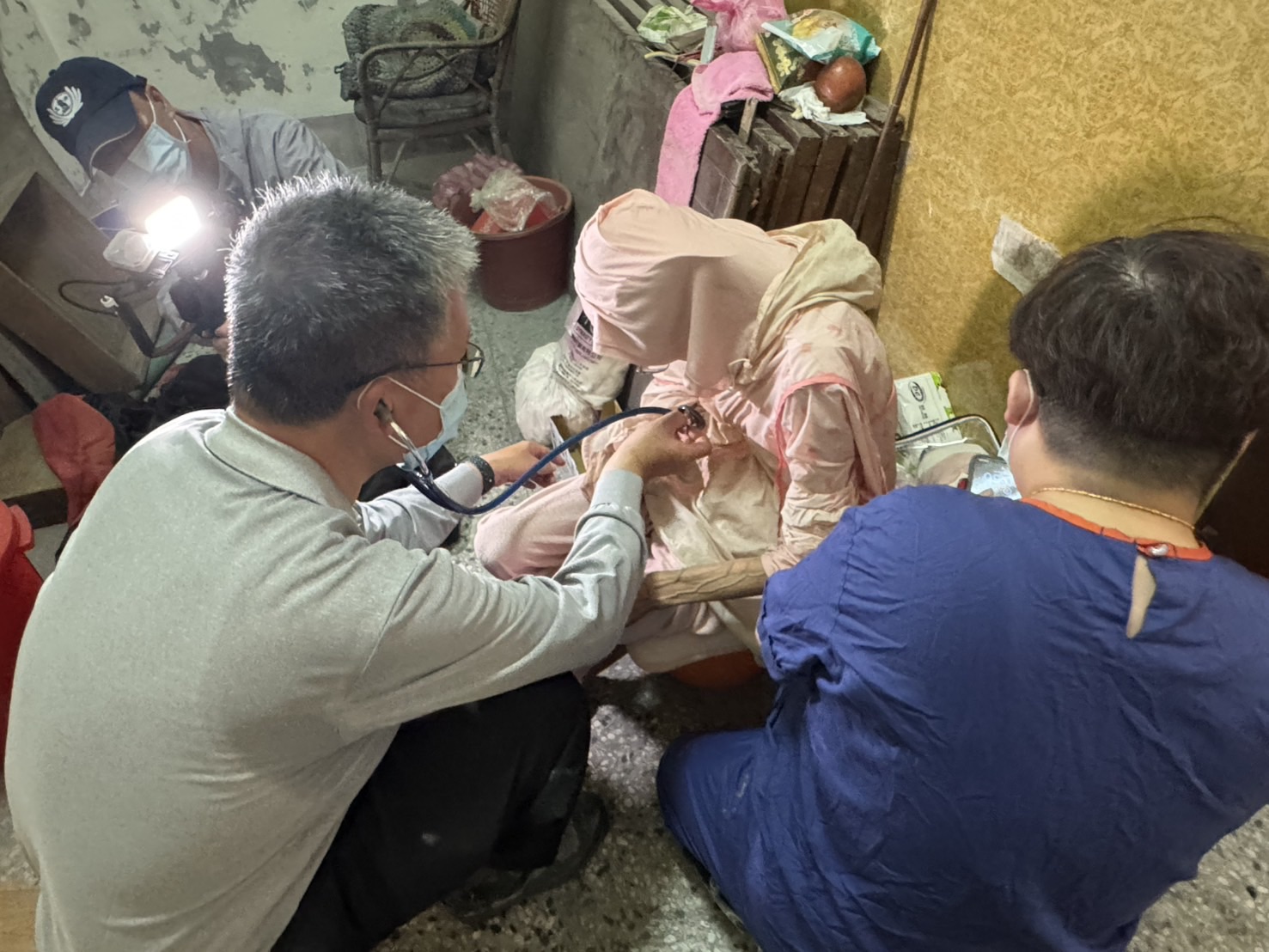 得知光復鄉目前還有些鄉親因為行動不便等因素，無法前往醫療站求助，花蓮慈院醫療隊就機動進行居家往診，腎臟內科王智賢醫師仔細為鄉親看診。