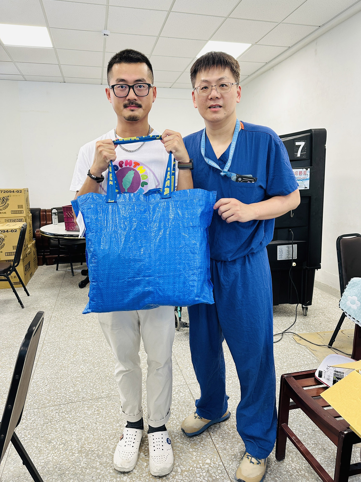 由於災區交通尚未恢復，當機動車無法通行時，醫療隊成員（白衣者為花蓮慈院眼科吳尚晏醫師）就徒步帶著醫藥物資，從光復糖廠一站送往其他醫療站進行補充。