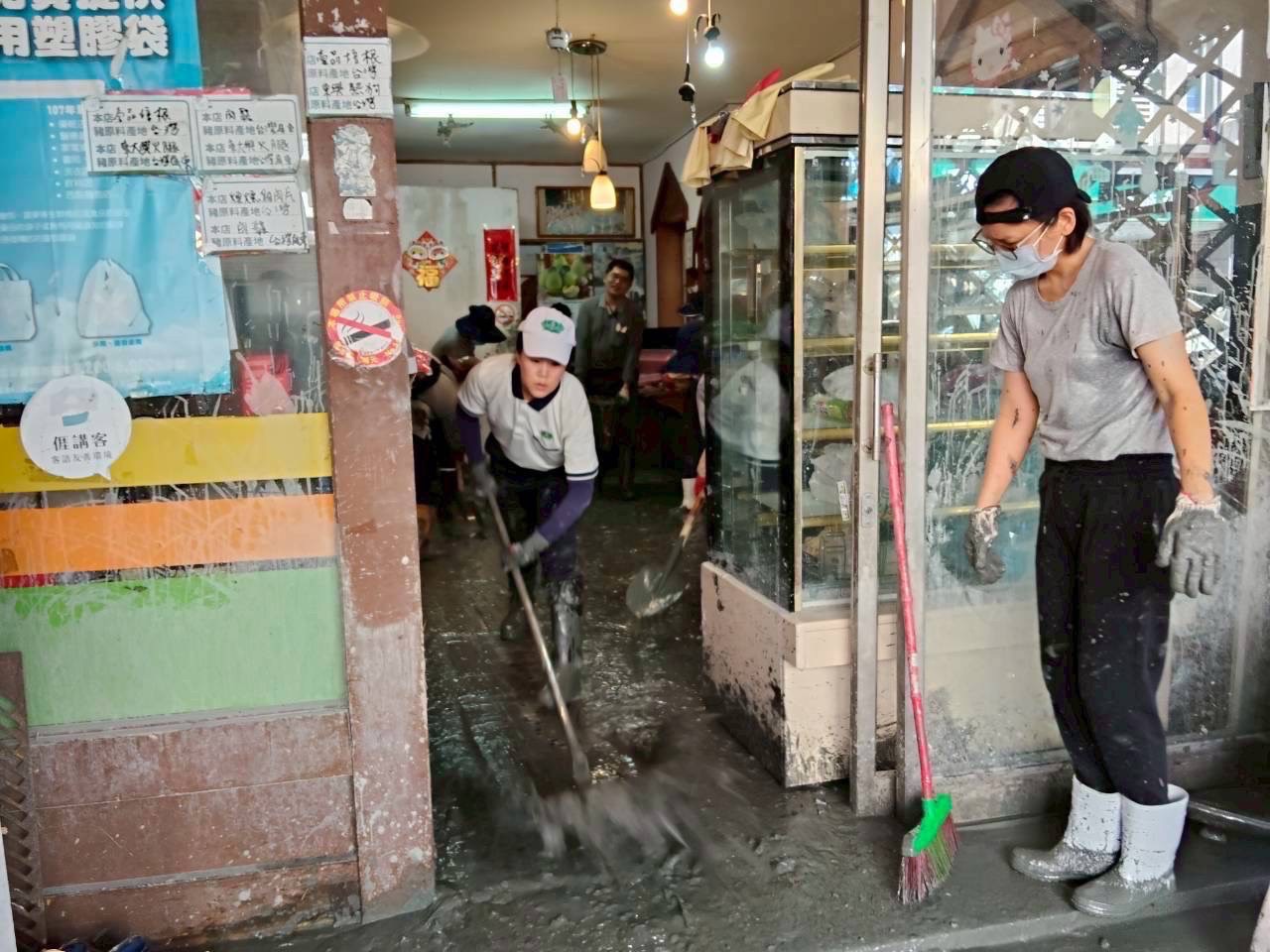 鄉民的家中經過同仁們努力，陳宜礽老師（圖中）持續剷除厚厚的泥沙，終於看見地板的樣貌了！