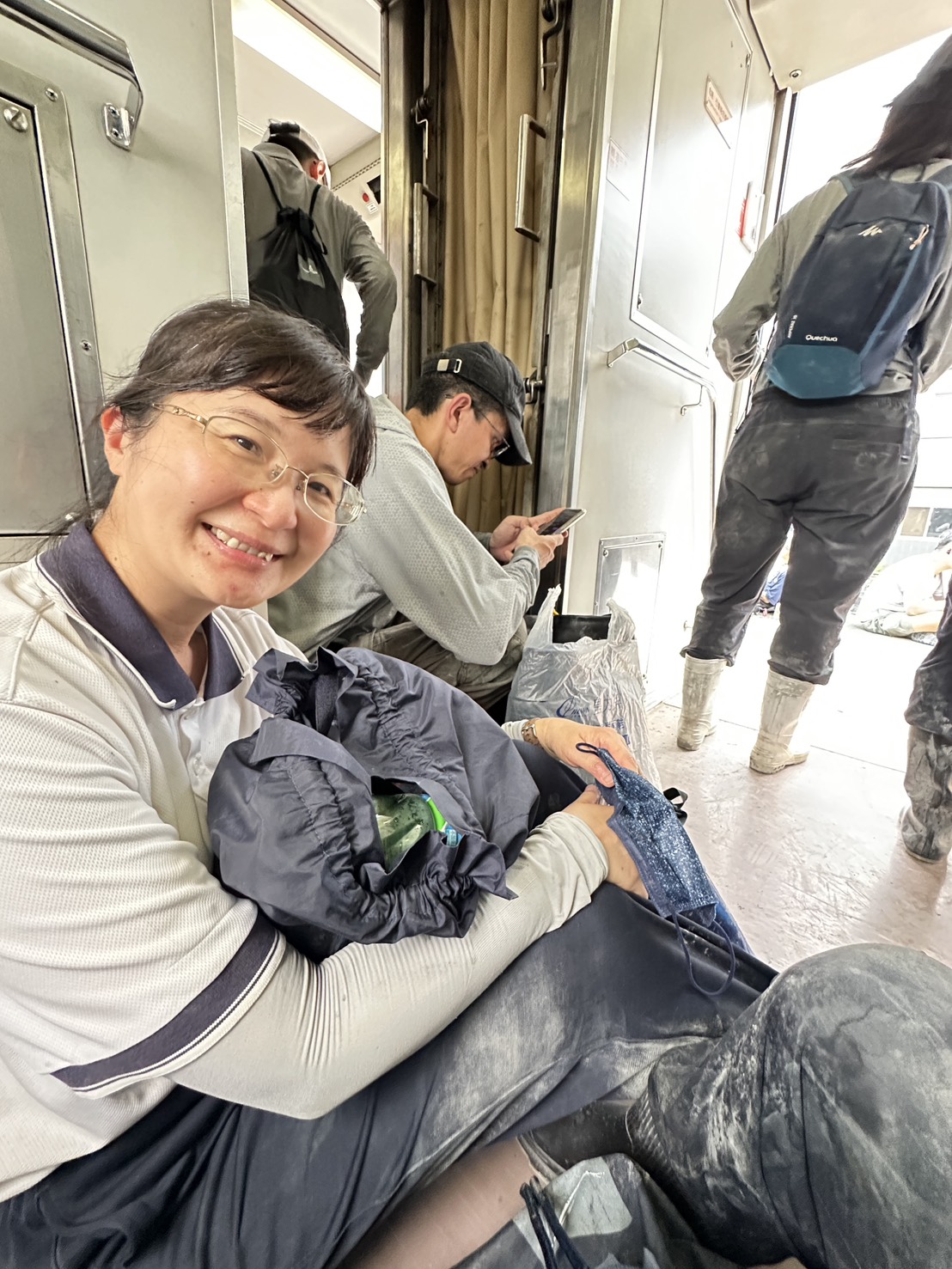 感恩台鐵加開班次更持續廣播感恩各路超人幫助光復，車廂中滿滿的鏟子超人，薛靜儀主任在火車一角短暫休息也甘之如飴。
