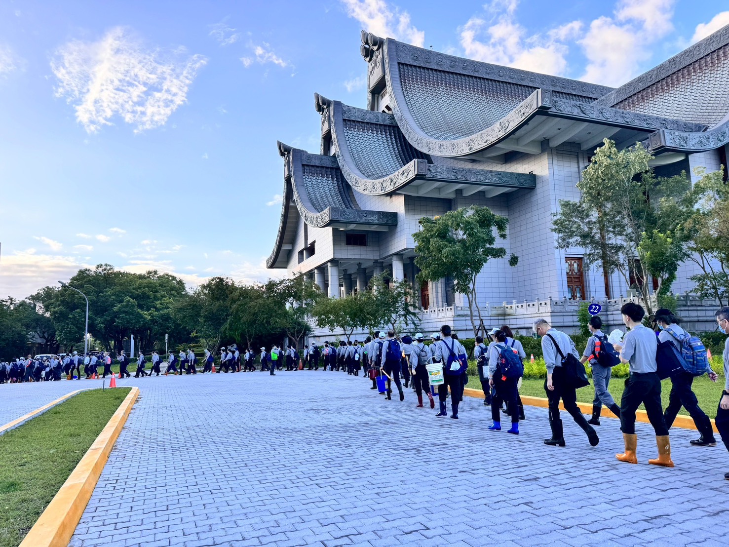 教師節連假第一天法脈宗門營四大志業同仁及靜思精舍師父們，將近七百人共同前往光復鄉進行清掃工作！