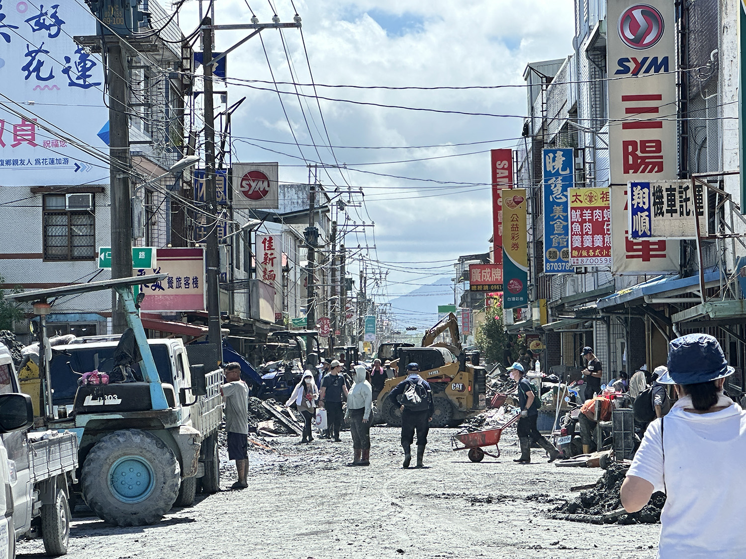 光復的街道上，除了厚厚的泥漿，更有滿滿的志工人潮、重型機具、補給車來回穿梭，各路超人雖不相識但都篤定前行彼此加油打氣！