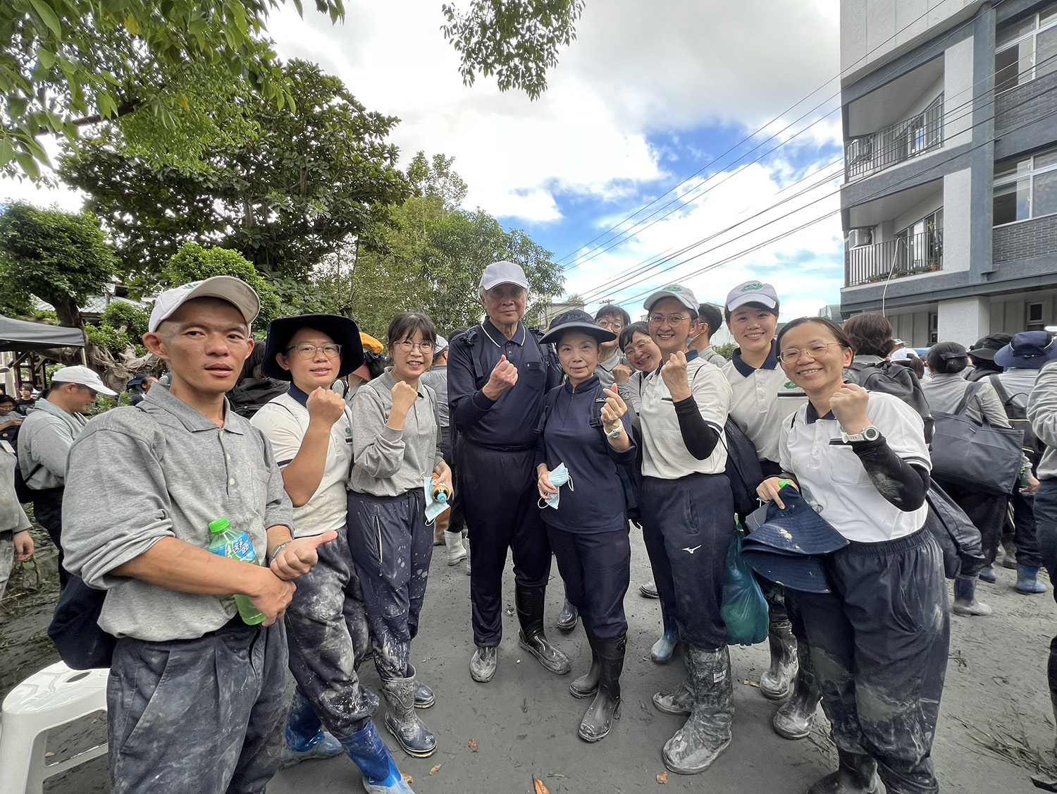 教育志業王本榮執行長、蔡六秀師姊，與臺南慈中師長們一起在光復鄉付出一份力量，實踐教師節的價值！
