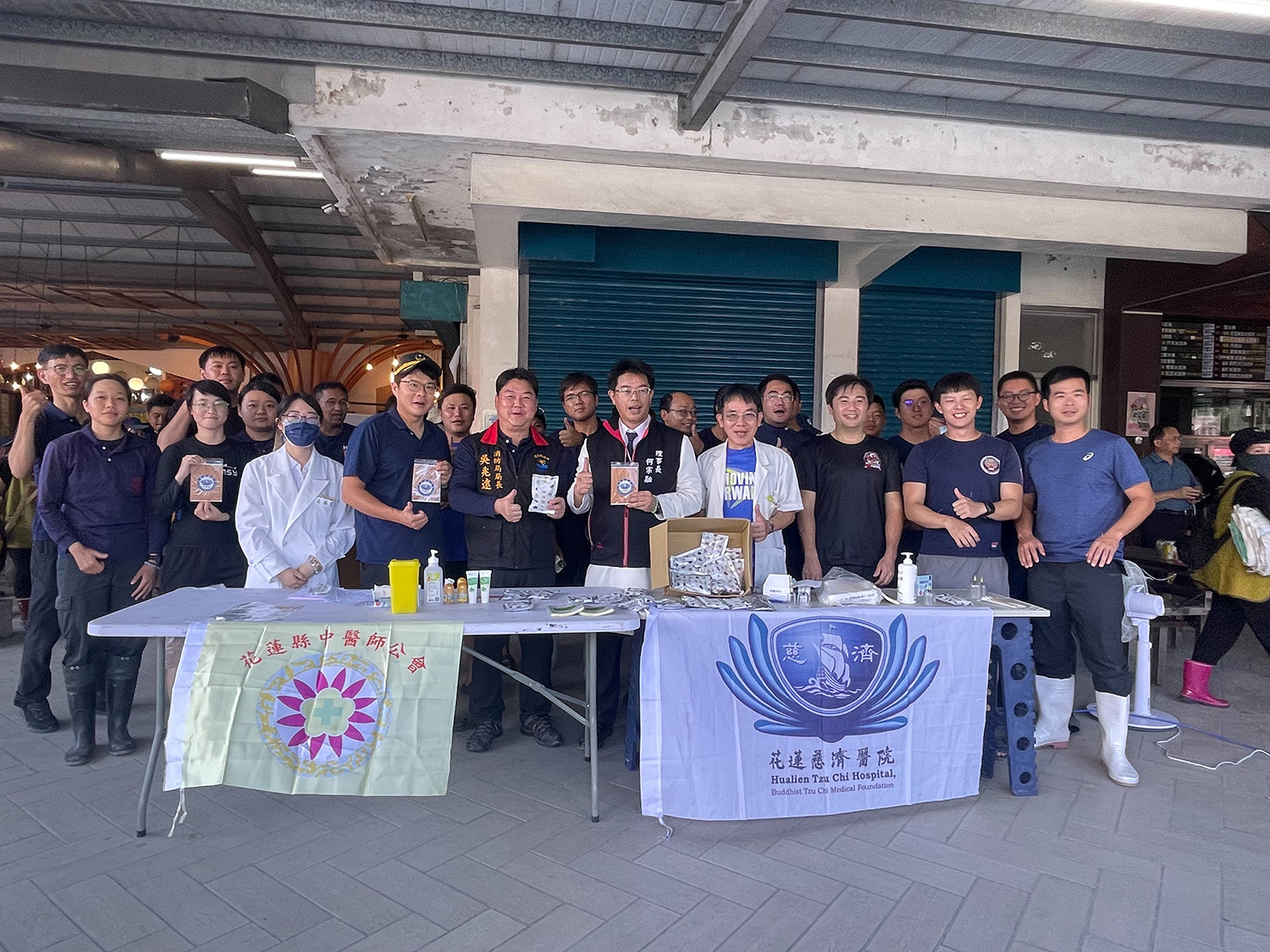 9月29日上午，在原有的三個醫療站之外，花蓮慈院中醫部與花蓮縣中醫師公會，在何宗融副院長及黃輝榮名譽理事長帶領中醫團隊，為特搜隊及救災人員加開醫療區。