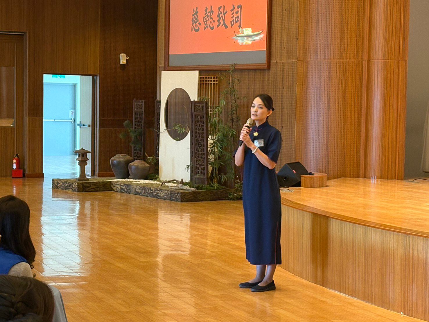 高三慈懿代表鄭純琦媽媽鼓勵高三同學常懷赤子之心、獅子之勇猛心、駱駝之耐心，則無事不成。