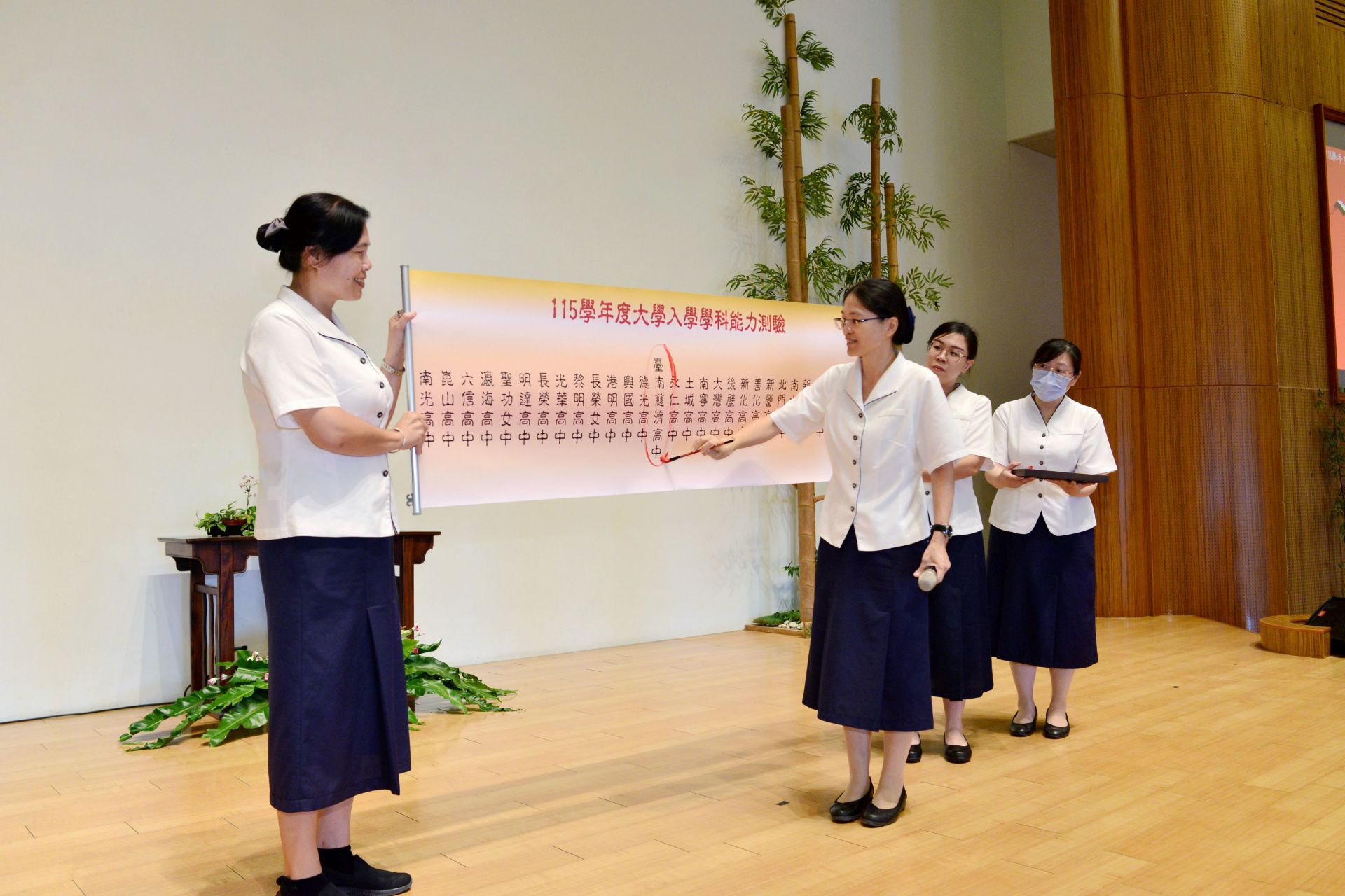 希望藉由圈榜儀式，為高三同學帶來好兆頭，能夠在學測中脫穎而出、金榜題名。