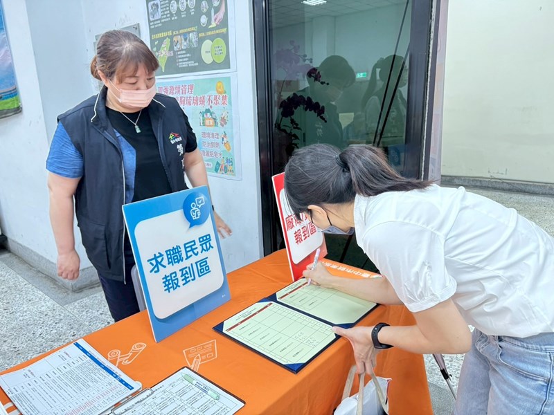 參與徵才活動廠商依序報到