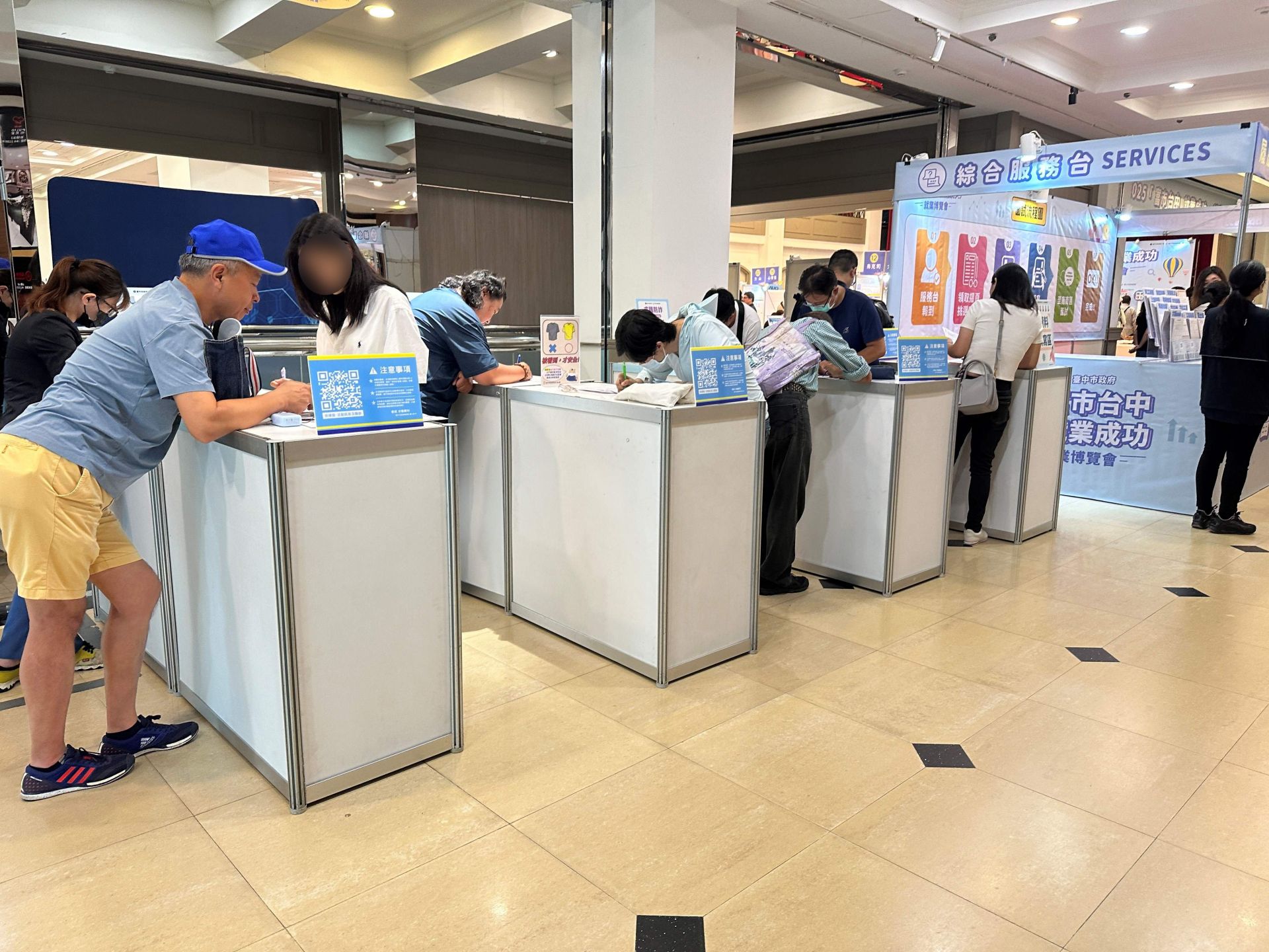 求職民眾於綜合服務台旁填寫資料