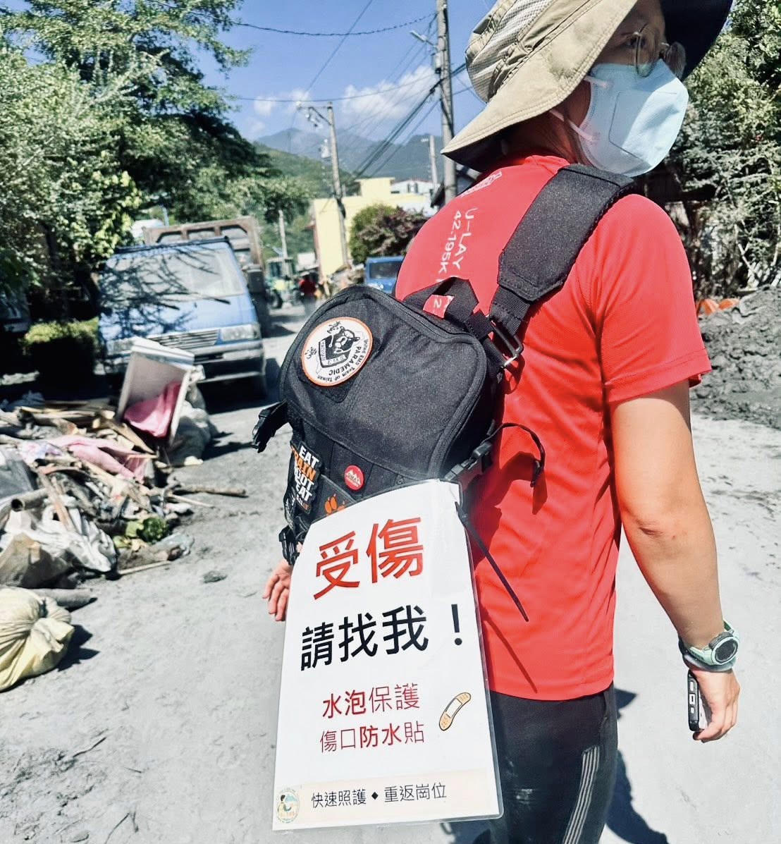 行動傷口照護小組化身行走的天使，掛著「受傷請找我」的牌子，深入巷弄守護災民和鏟子超人。