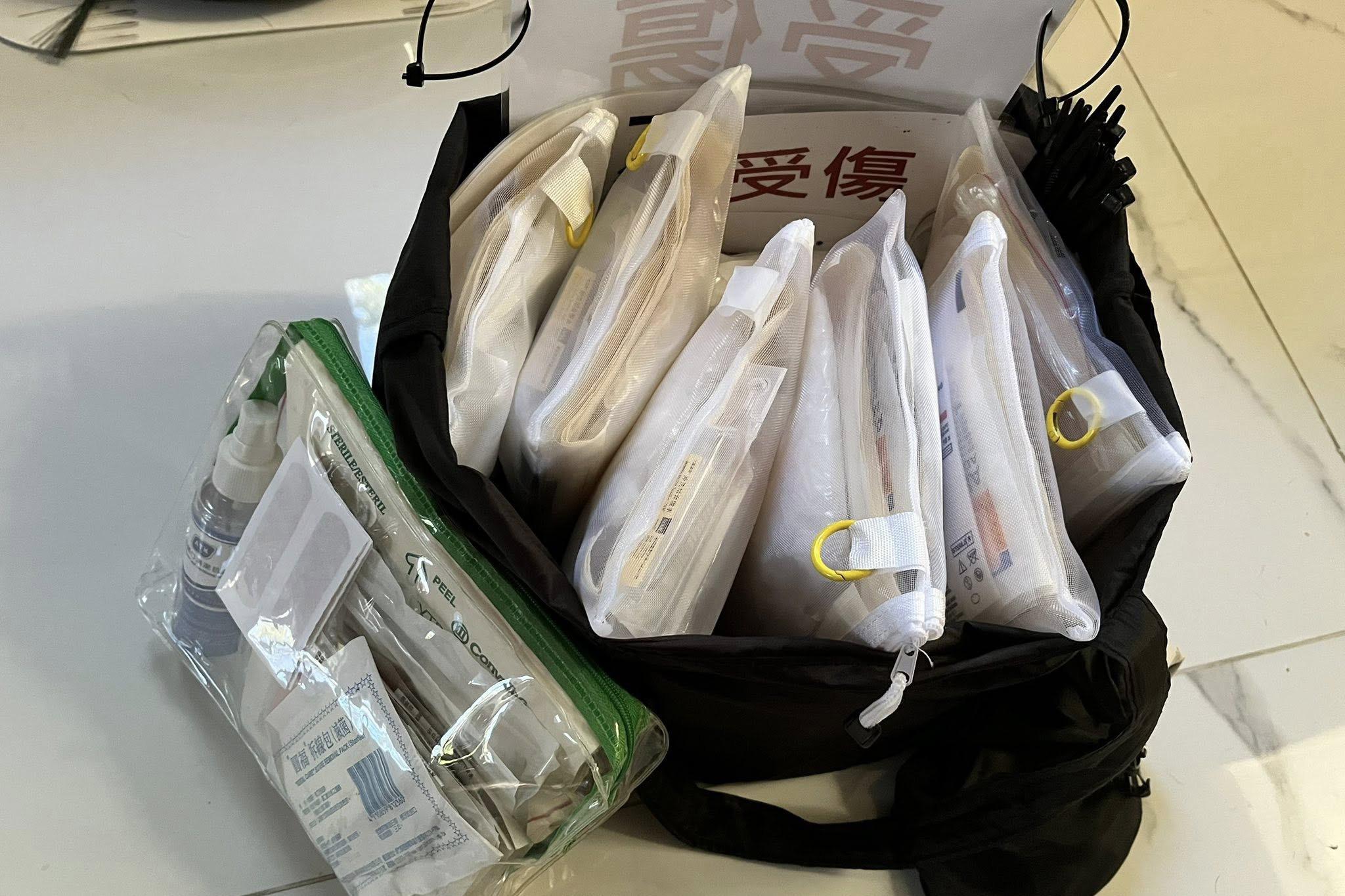 所有敷料和藥品都是行動傷口照護小組自掏腰包購買。