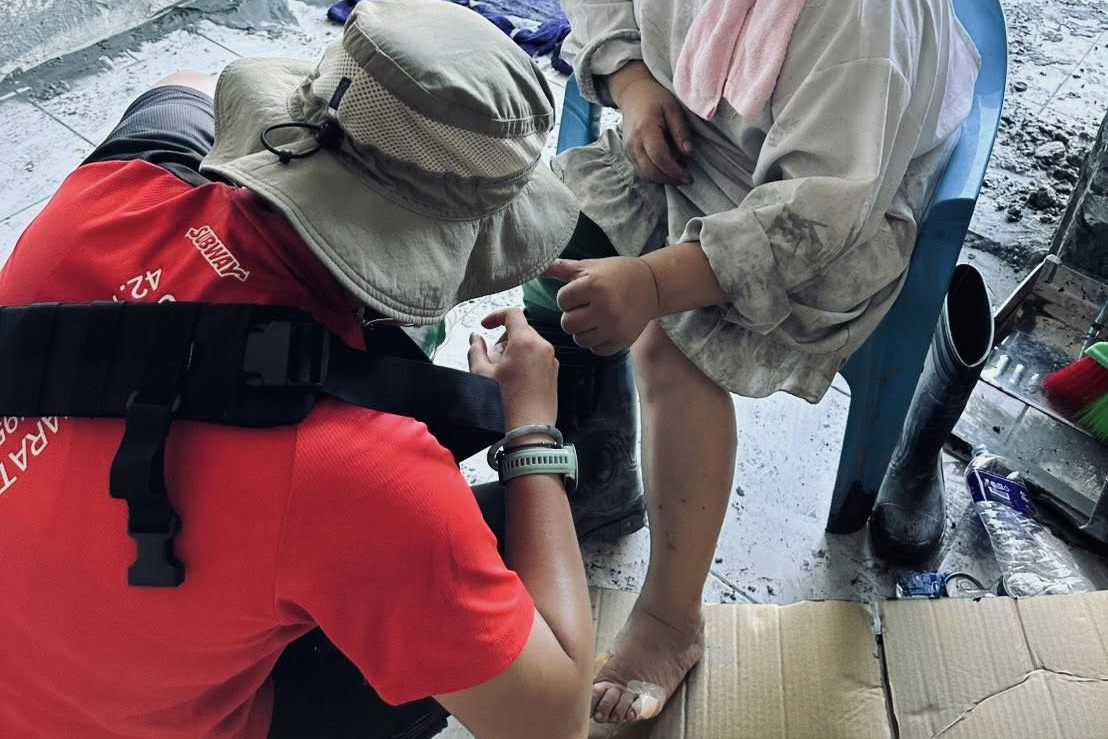 身兼鏟子超人和專業傷口造口護理師，行動傷口照護小組在第一時間協助磨破皮、水泡及小傷口包紮，及時守護讓傷口不至於更惡化感染，幫助他們可以快速再投入工作中。