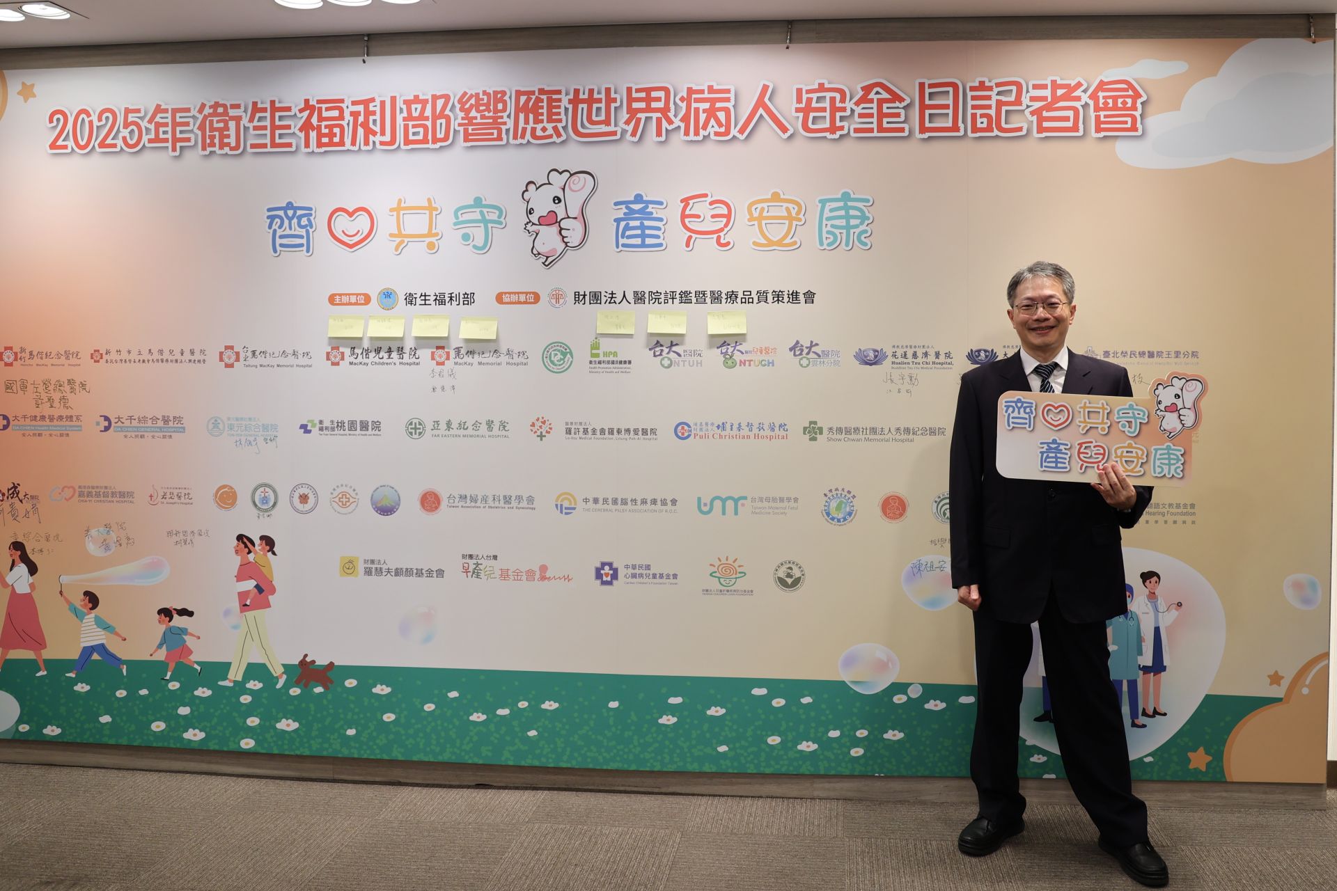 一同響應的副院長張宇勳指出，面對兒童常見的抗生素使用議題，更要避免不必要或不當使用，以降低抗藥性上升的風險，並呼籲院內外醫療團隊一起推動合理用藥，守護孩童健康。