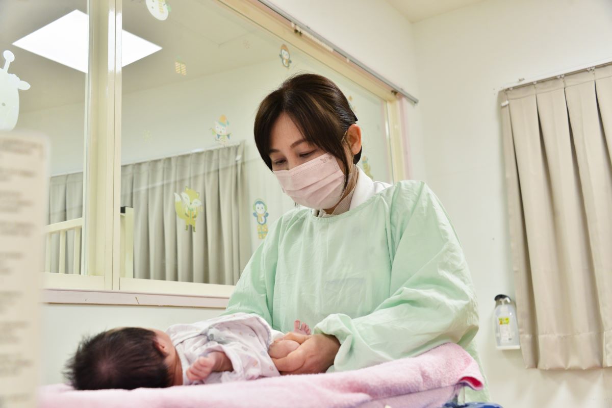 趙露露主任進行新生兒理學檢查。