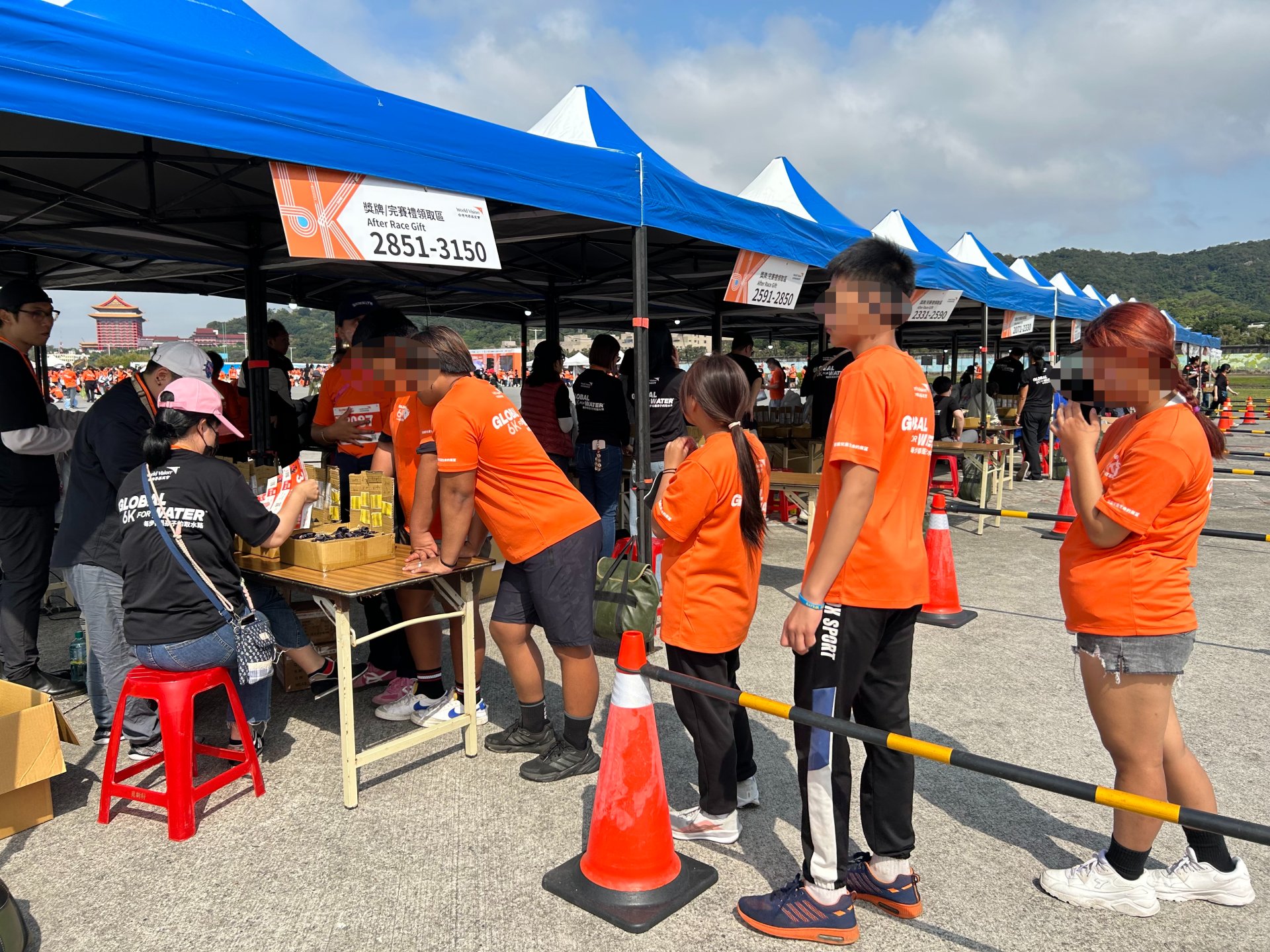 完賽後，青少年開心排隊領取刻有自己姓名的完賽獎牌，為這段努力留下具體紀念。