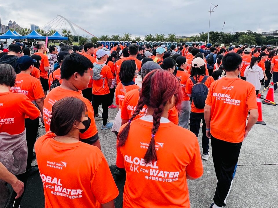 青少年首次參與公益路跑，與現場逾3,000名跑者一同完成挑戰，賽後拿到刻有自己名字的獎牌，為這段經驗留下具體肯定與成就感。