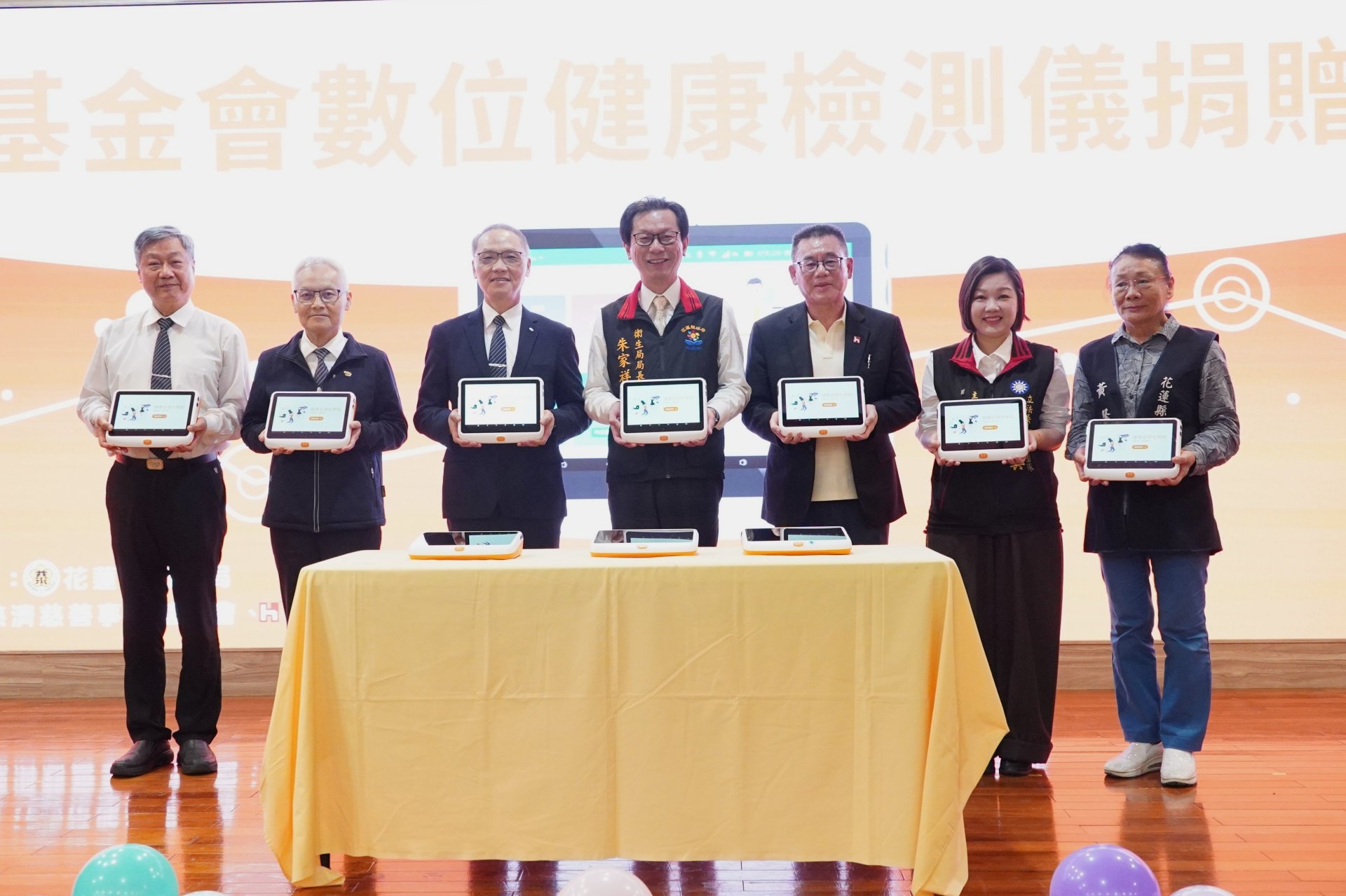 慈濟捐贈18組由鴻海研發的數位健康檢測儀，衛生局長朱家祥(中)表達感謝，慈濟執行長顏博文（左三）、鴻海科技集團B事業群暨數位健康總經理姜志雄（右三）出席參加。