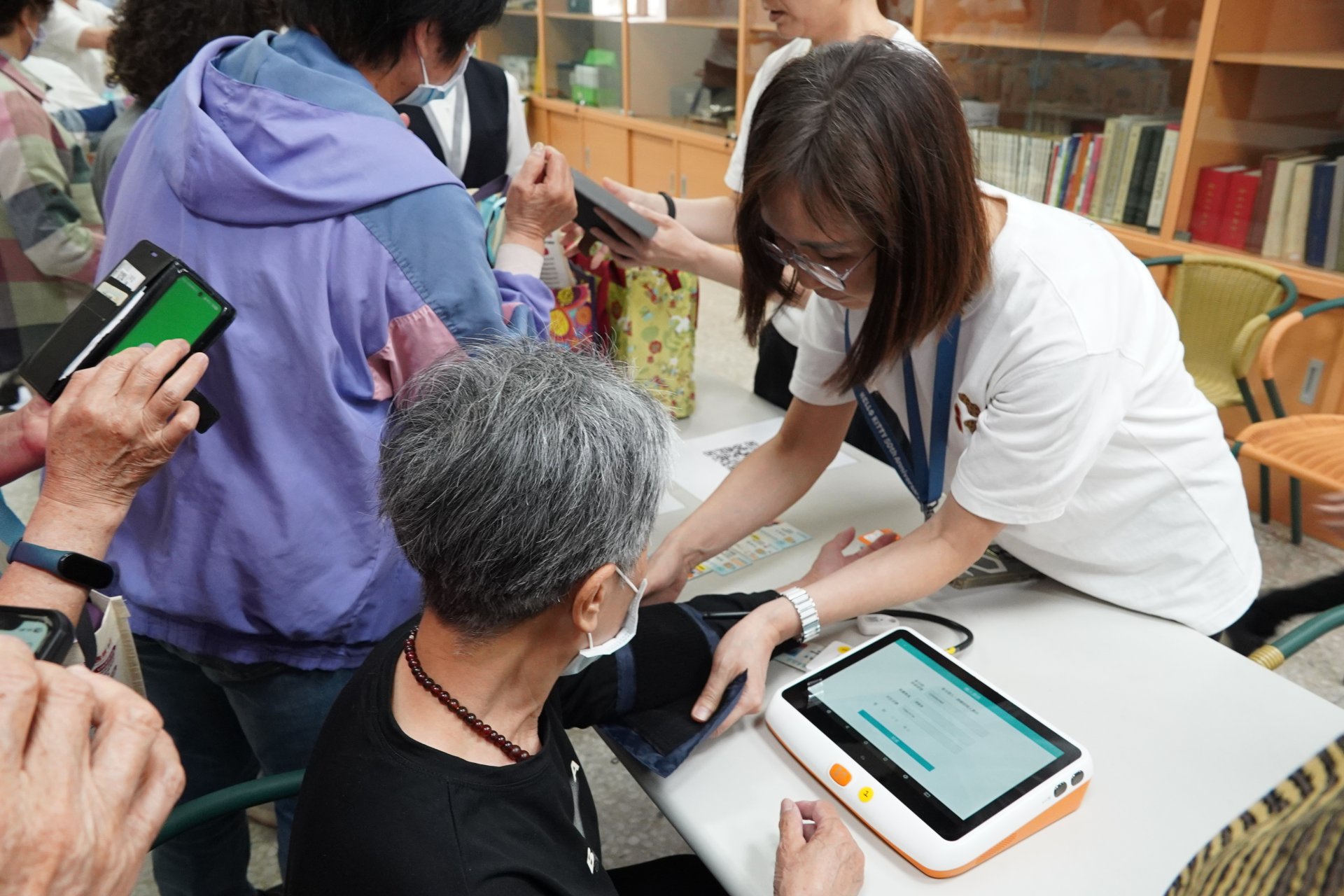 花蓮縣府4月2日舉辦捐贈儀式，與會人員體驗數位健康檢測。 