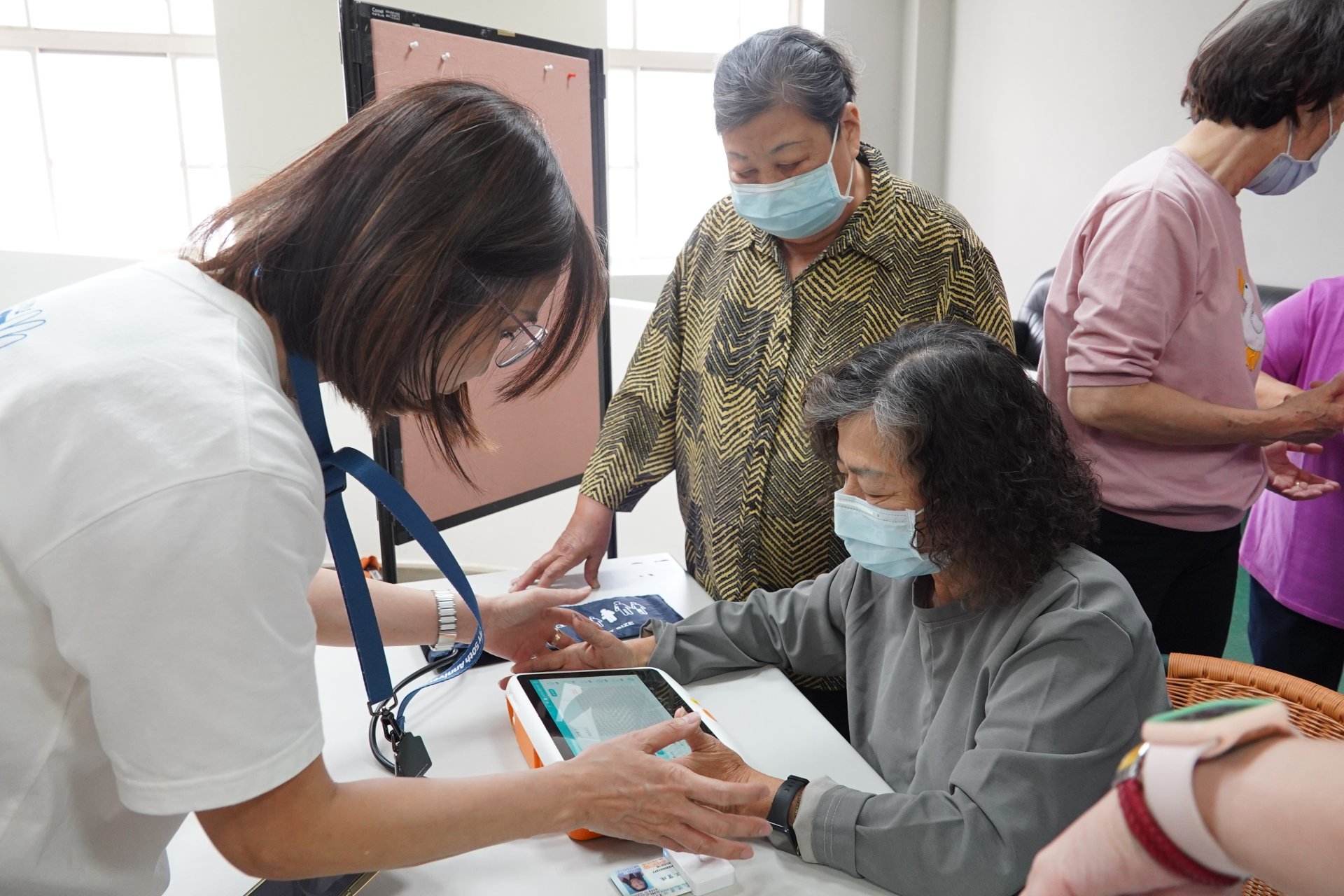 花蓮縣府4月2日舉辦捐贈儀式，與會人員體驗數位健康檢測。