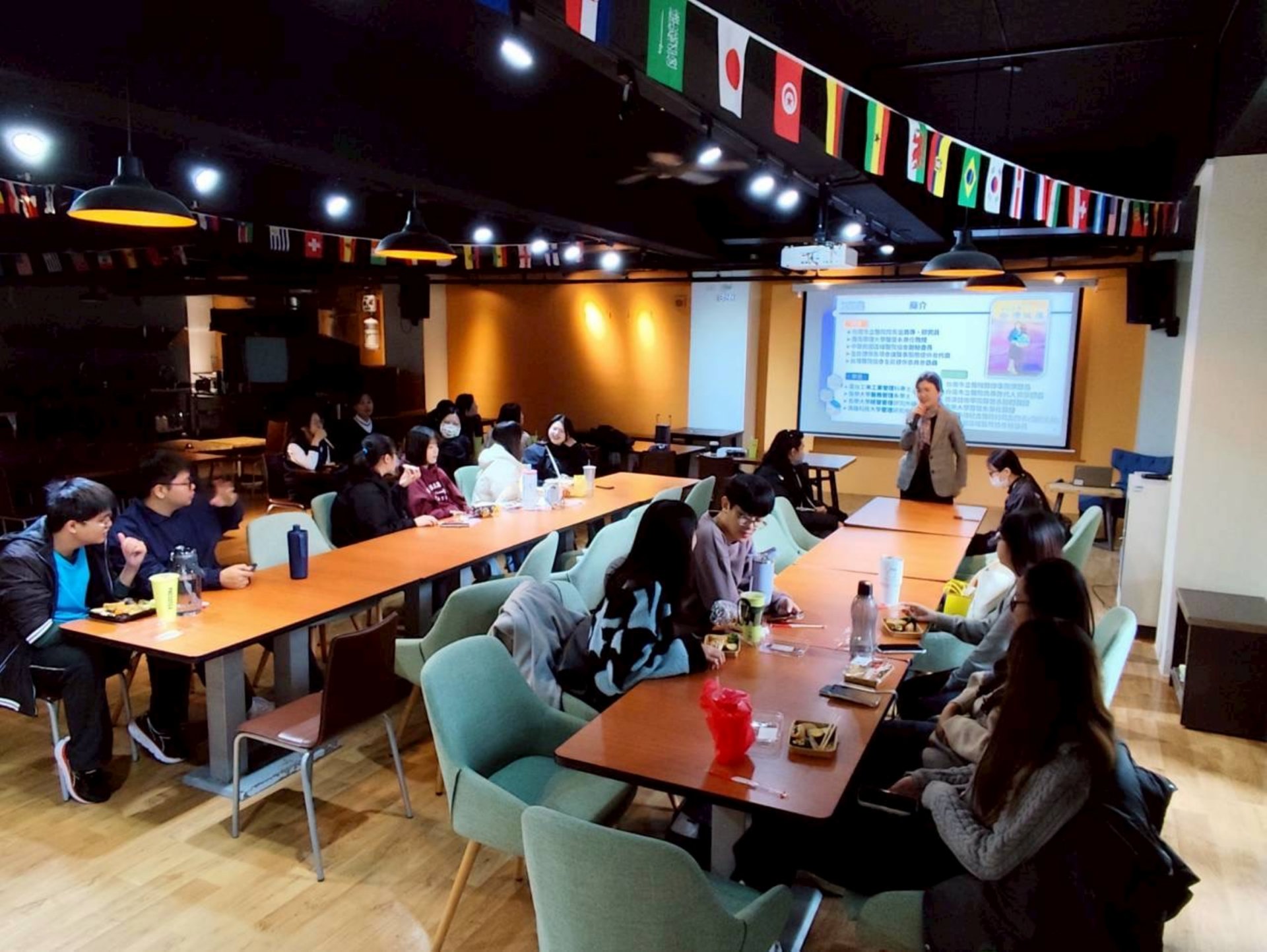 透過職涯活動, 讓學生提早接軌職場