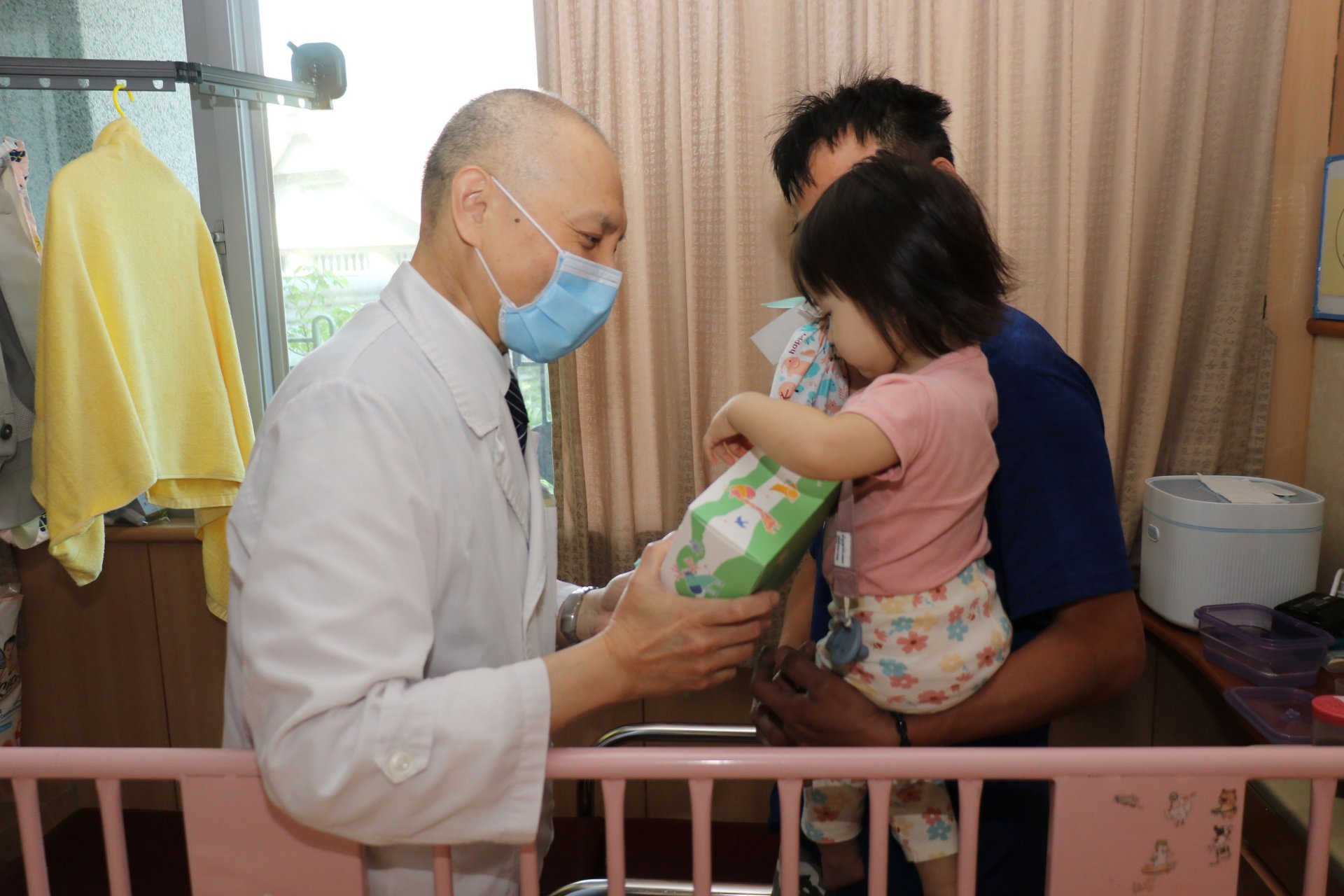 李敏駿主任分送兒童節禮物，讓孩子與爸媽轉換心情。