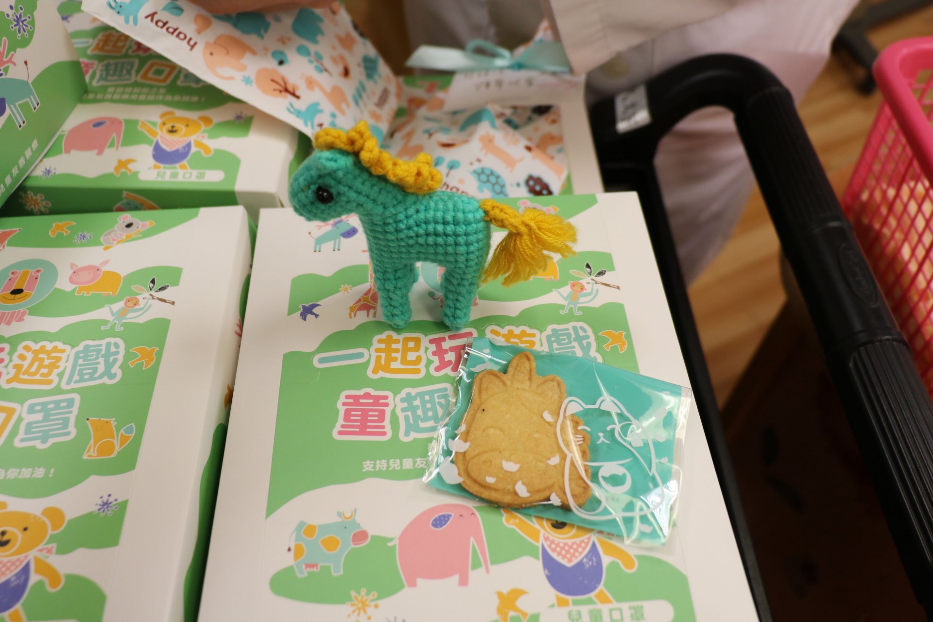 吳素慧老師手作團隊與麥當勞叔叔之家慈善基金會每年提供禮物，關懷住院兒童健康。