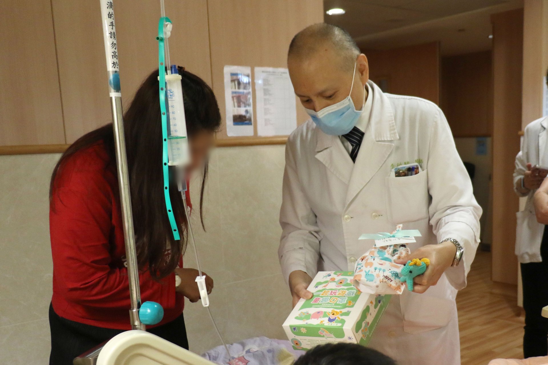 兒童節禮物也引起陪病家長的好奇心。