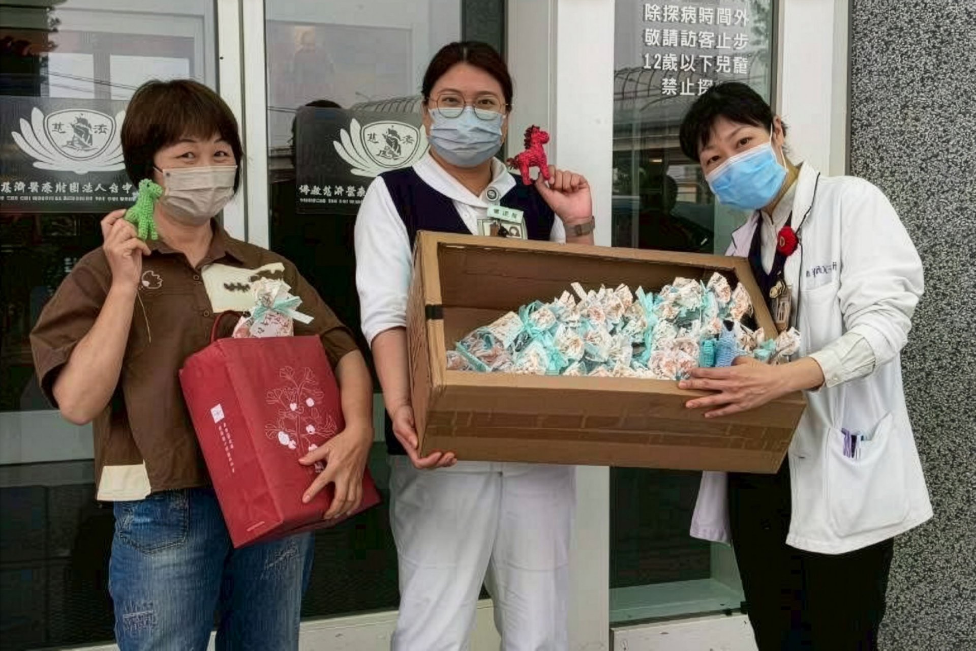 吳素慧老師手做團隊呼應馬年準備禮物，祝福住院兒童如駿馬般恢復活力。