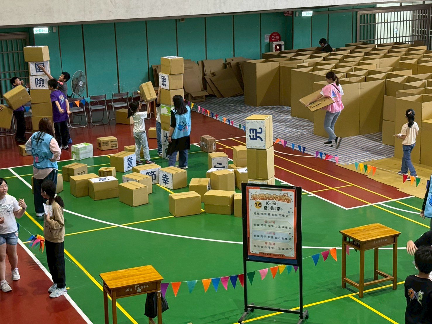 學生玩紙箱疊疊樂，玩得不亦樂乎