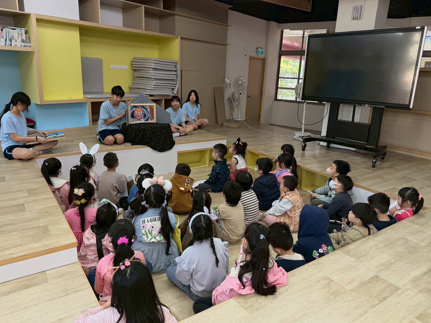 國中生展演紙芝居故事給學弟妹