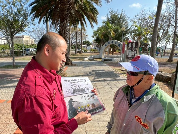 清明期間消防人員在公墓駐點防火宣導