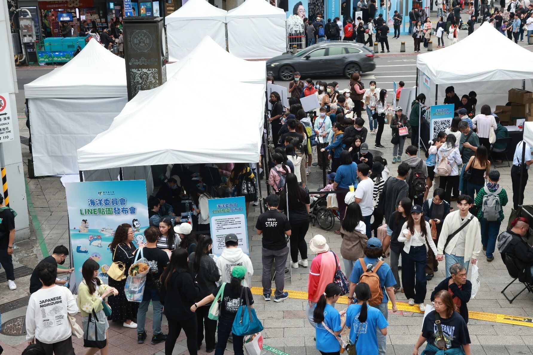 民眾排隊參與海洋主題LINE貼圖發布會暨粉絲見面會。