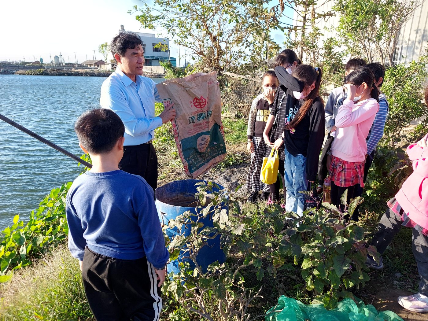 二林社大與西港國小合作開設「蜆為人知」課程。