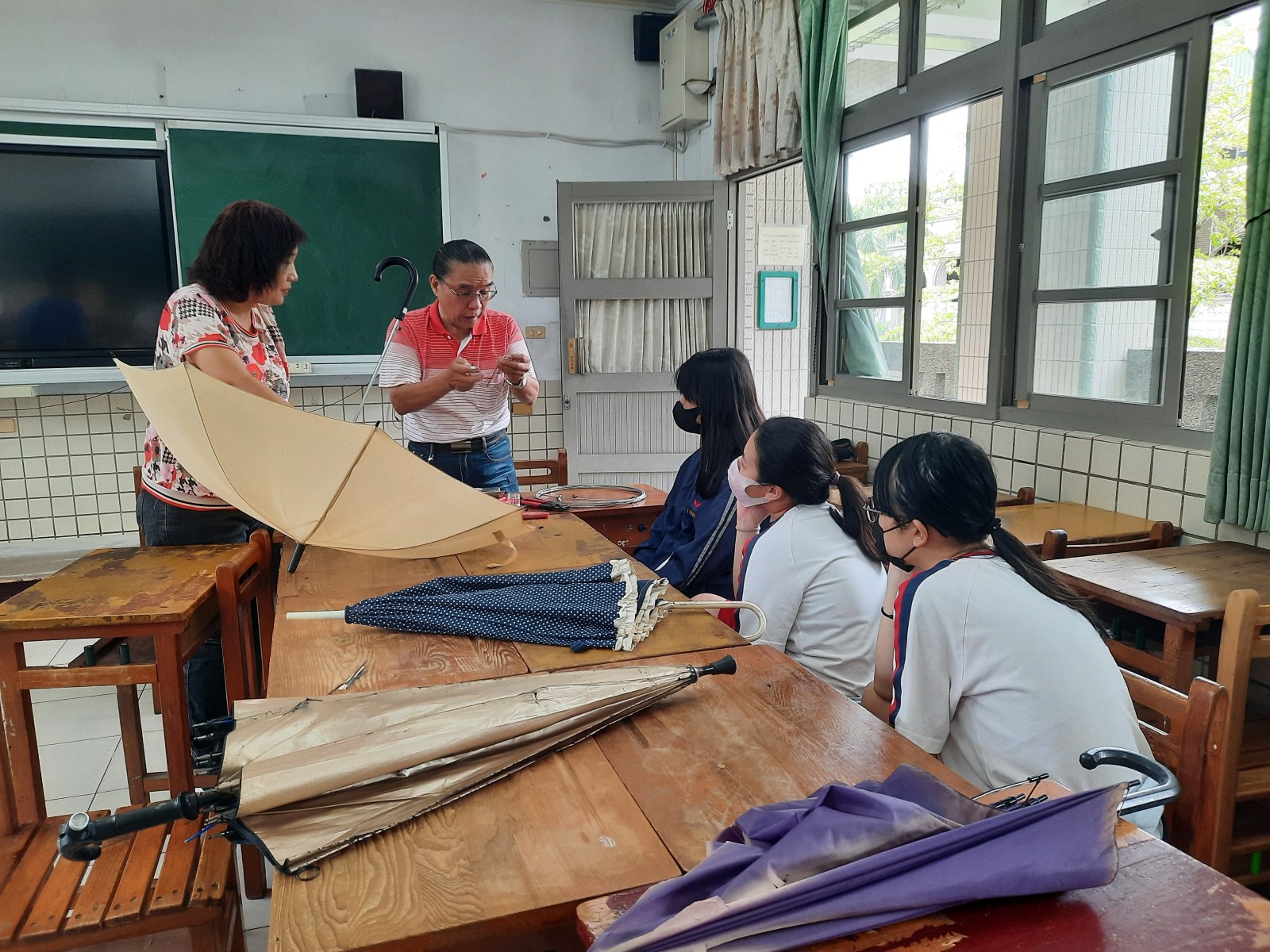 新化社大與新化國中合作開設「修吧研究社」。