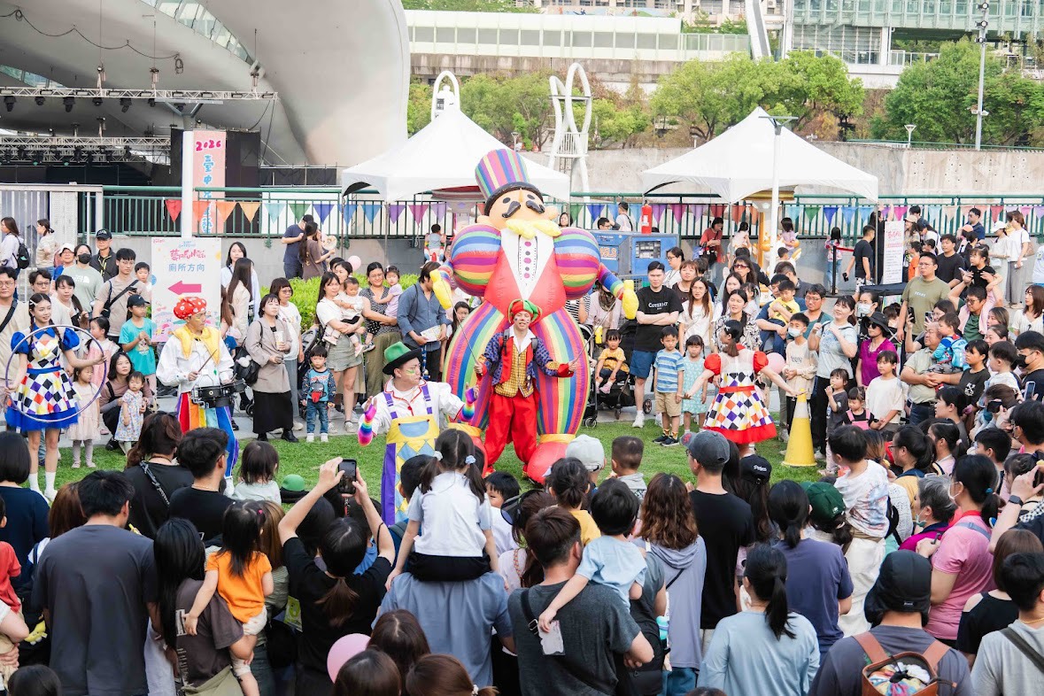 大小朋友齊聚文心森林公園歡慶兒童節。