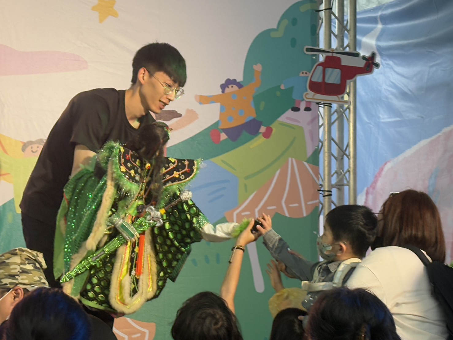 與掌中戲偶近距離接觸。