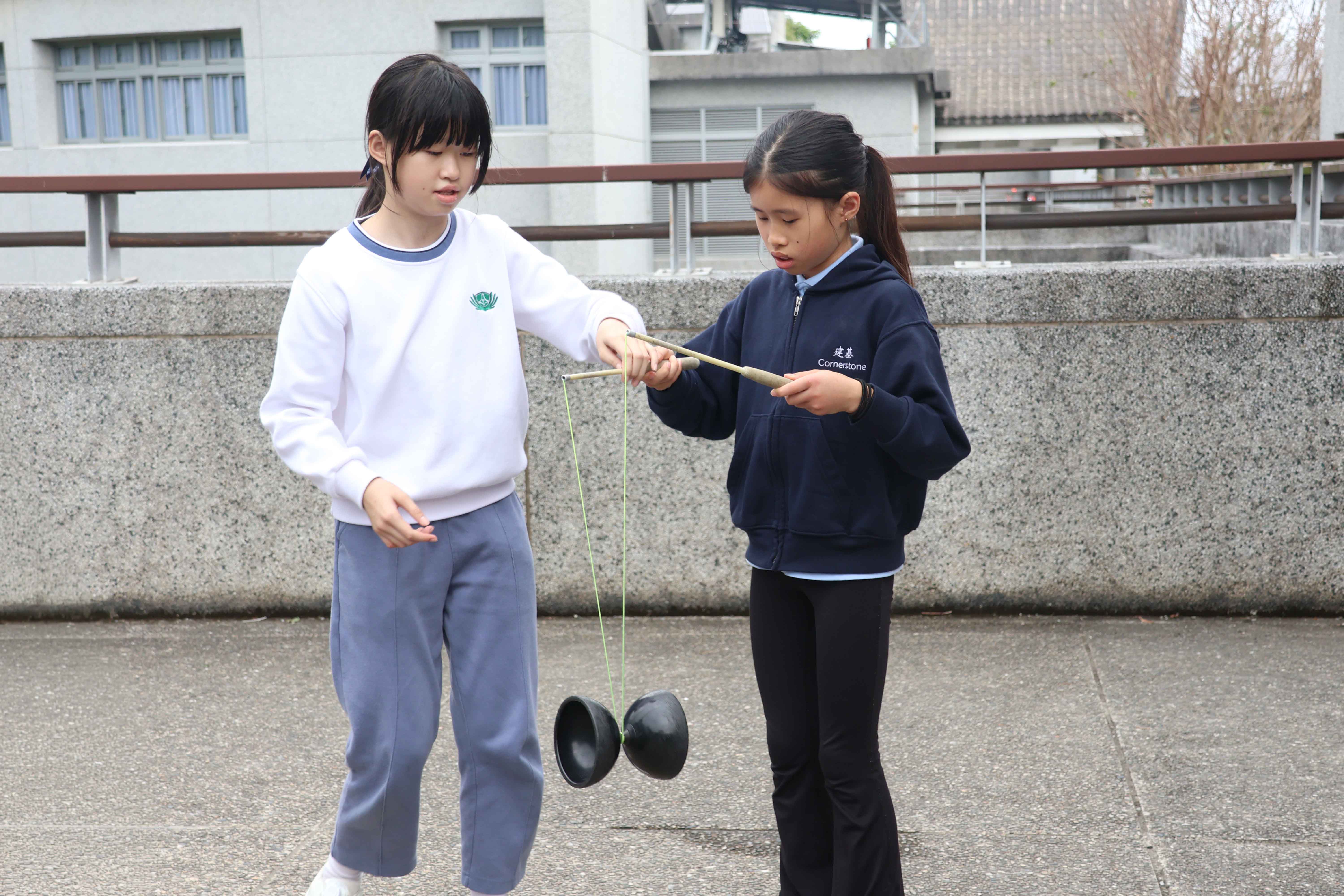 在社團課學習扯鈴，透過互動增進彼此情誼。