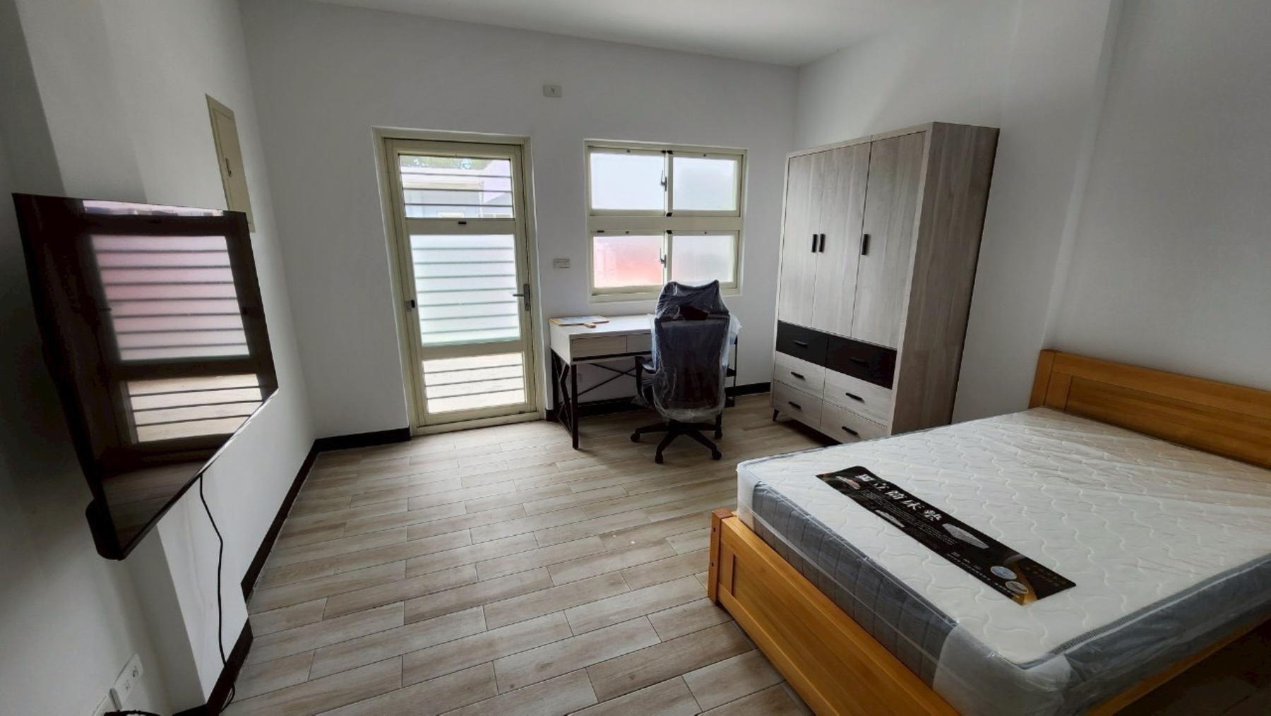 臺東縣三間國小宿舍房間內部。