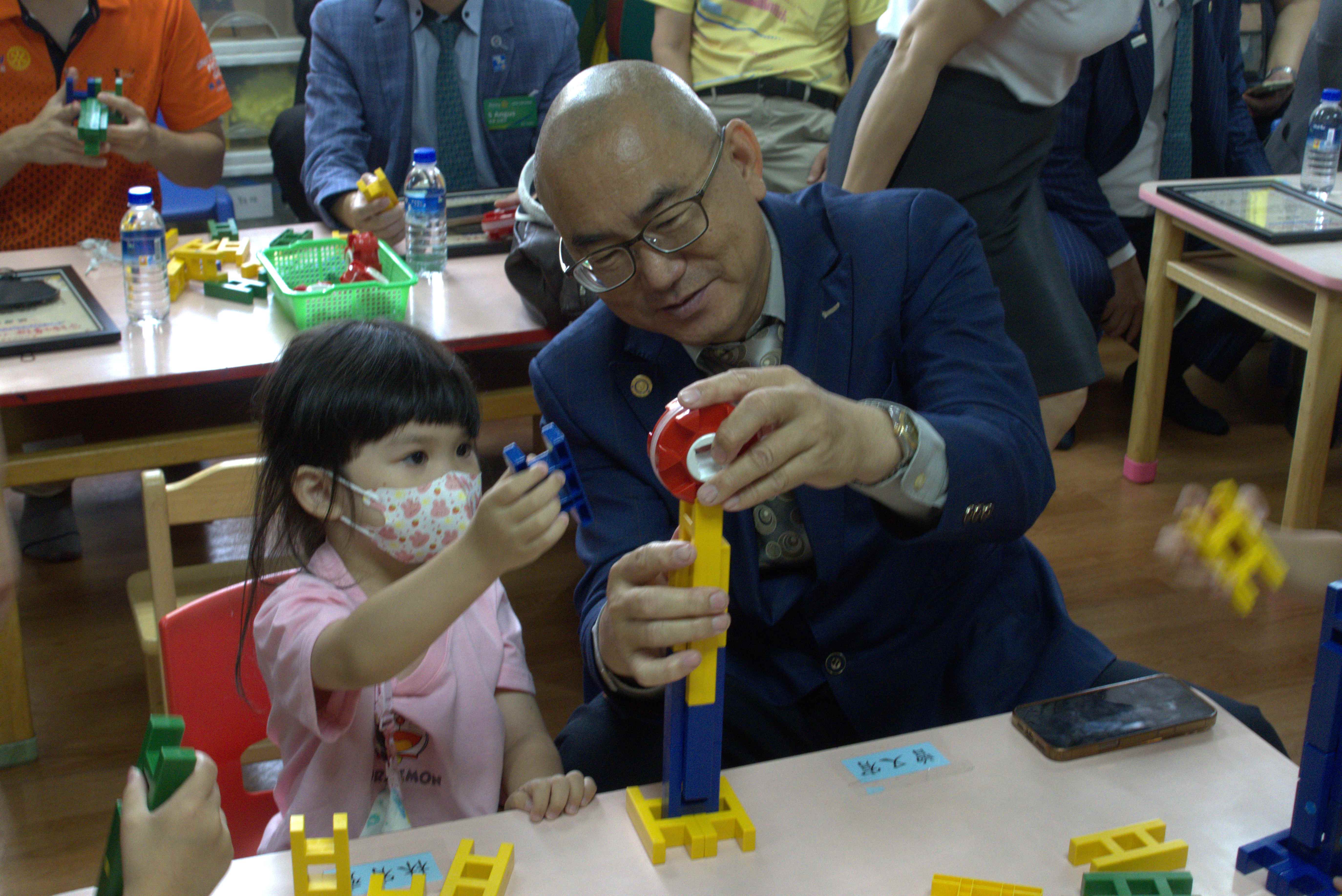 大發扶輪社呂博進社長與鳳山早療的孩子共同完成積木創作