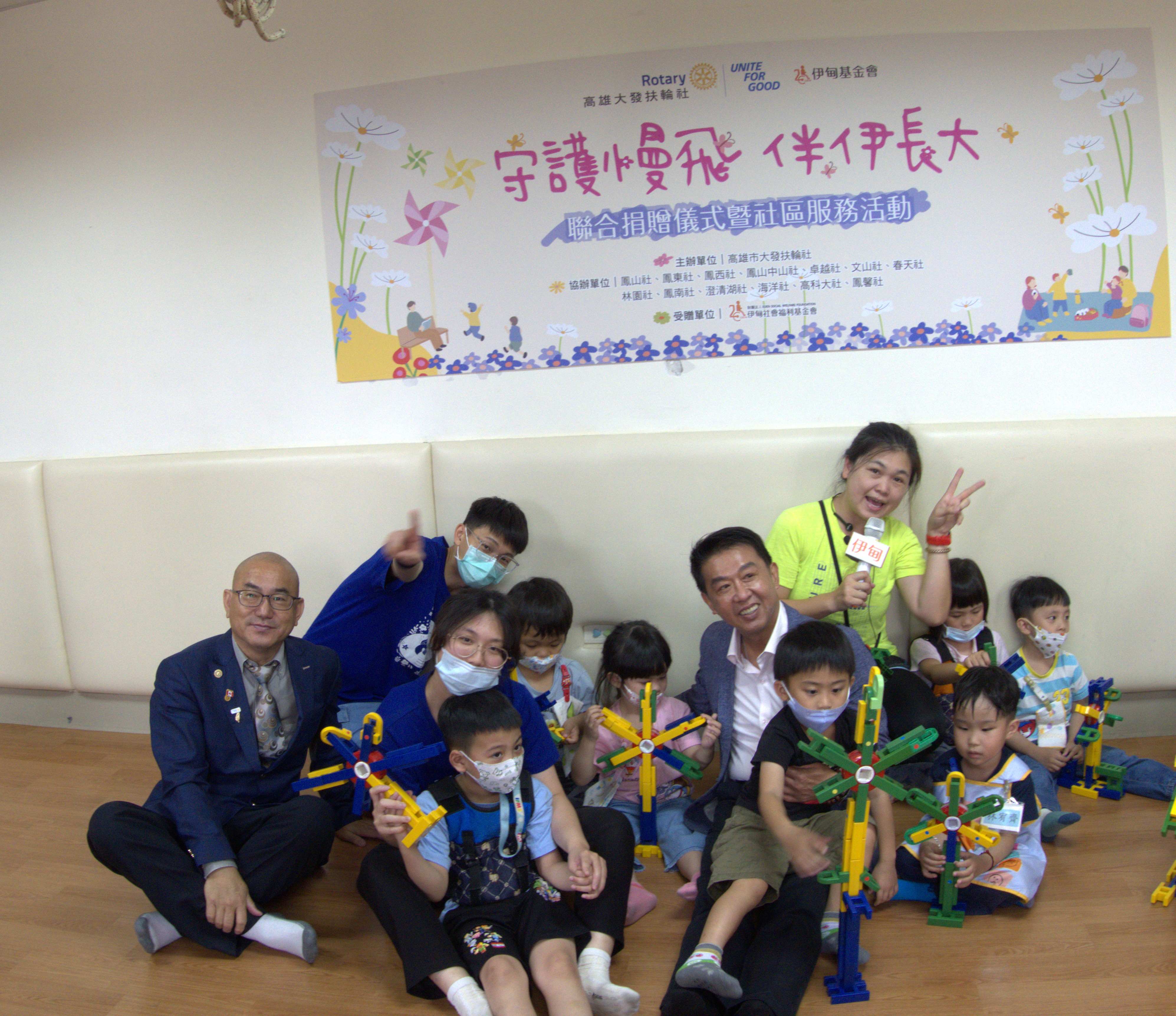 早療孩子們和扶輪社友們共同創作的美麗花朵